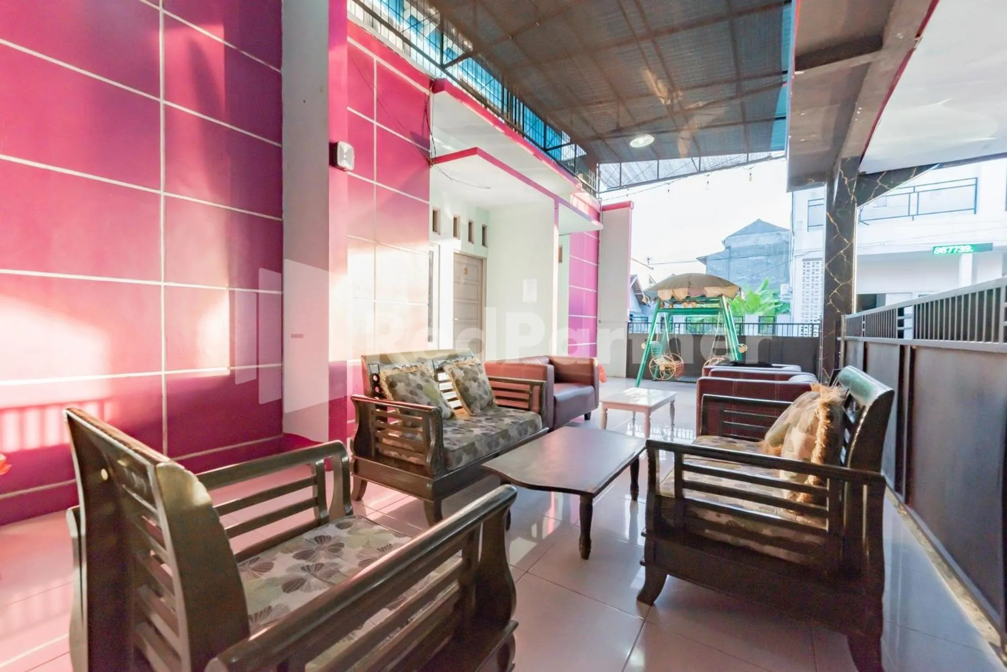 Seating area in Ana Guest House Syariah Mitra RedDoorz