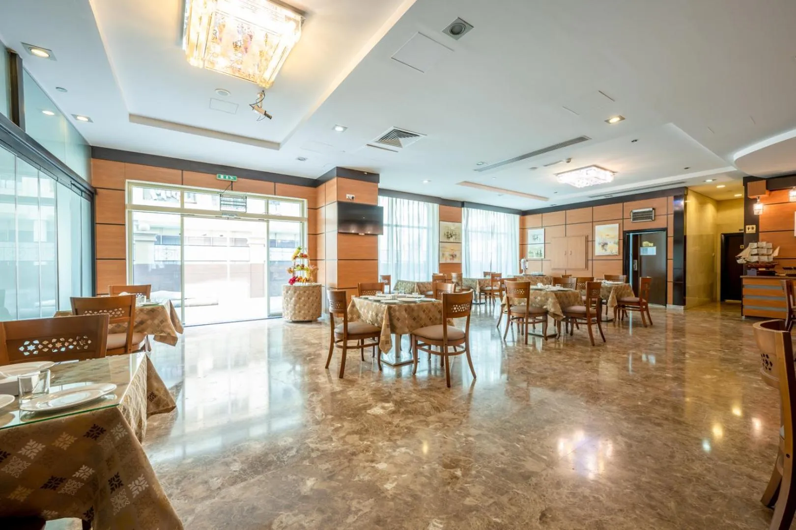 Restaurant/places to eat in Pearl Swiss Hotel