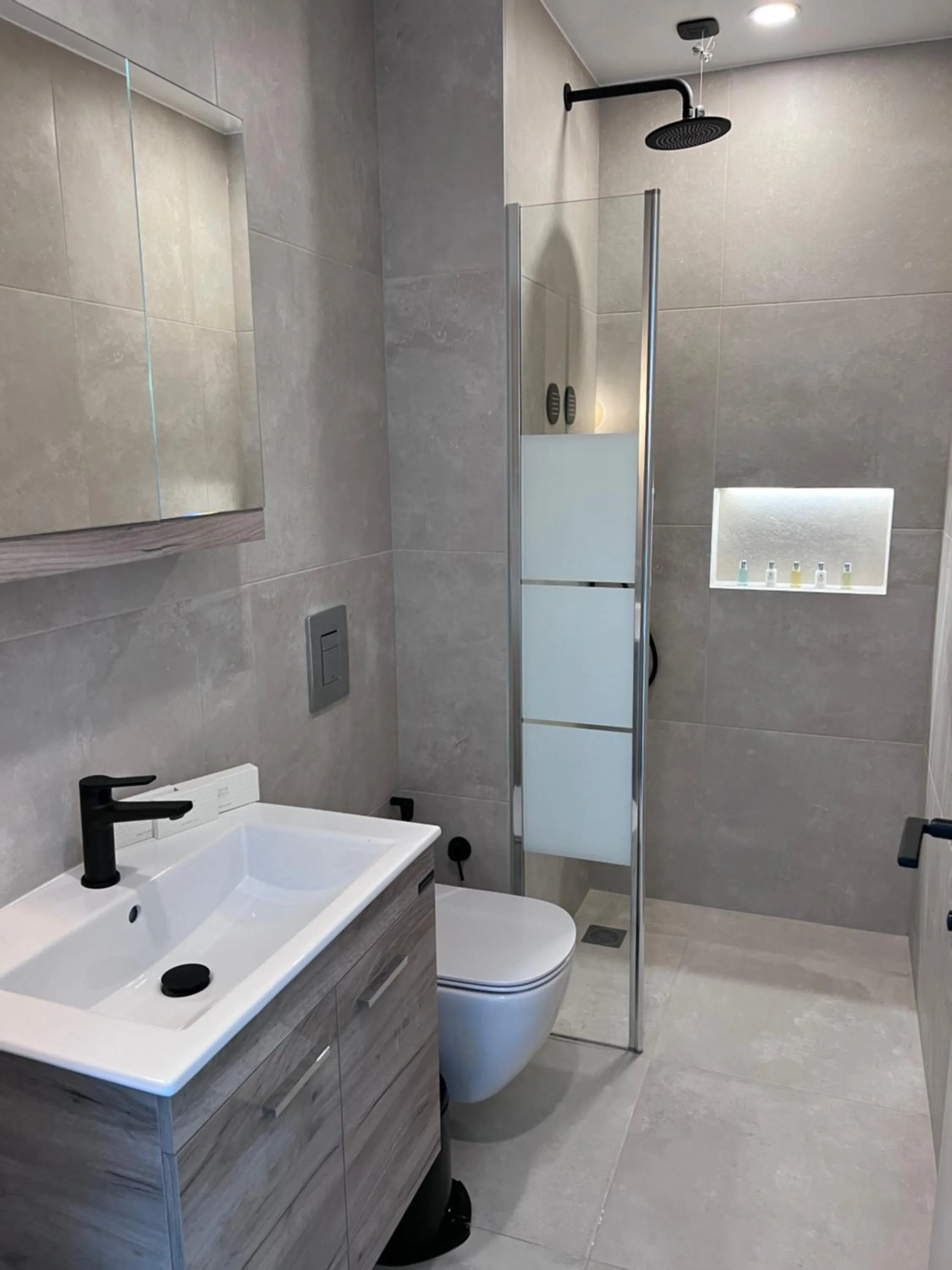 Shower in Royalty Suites Psyrri