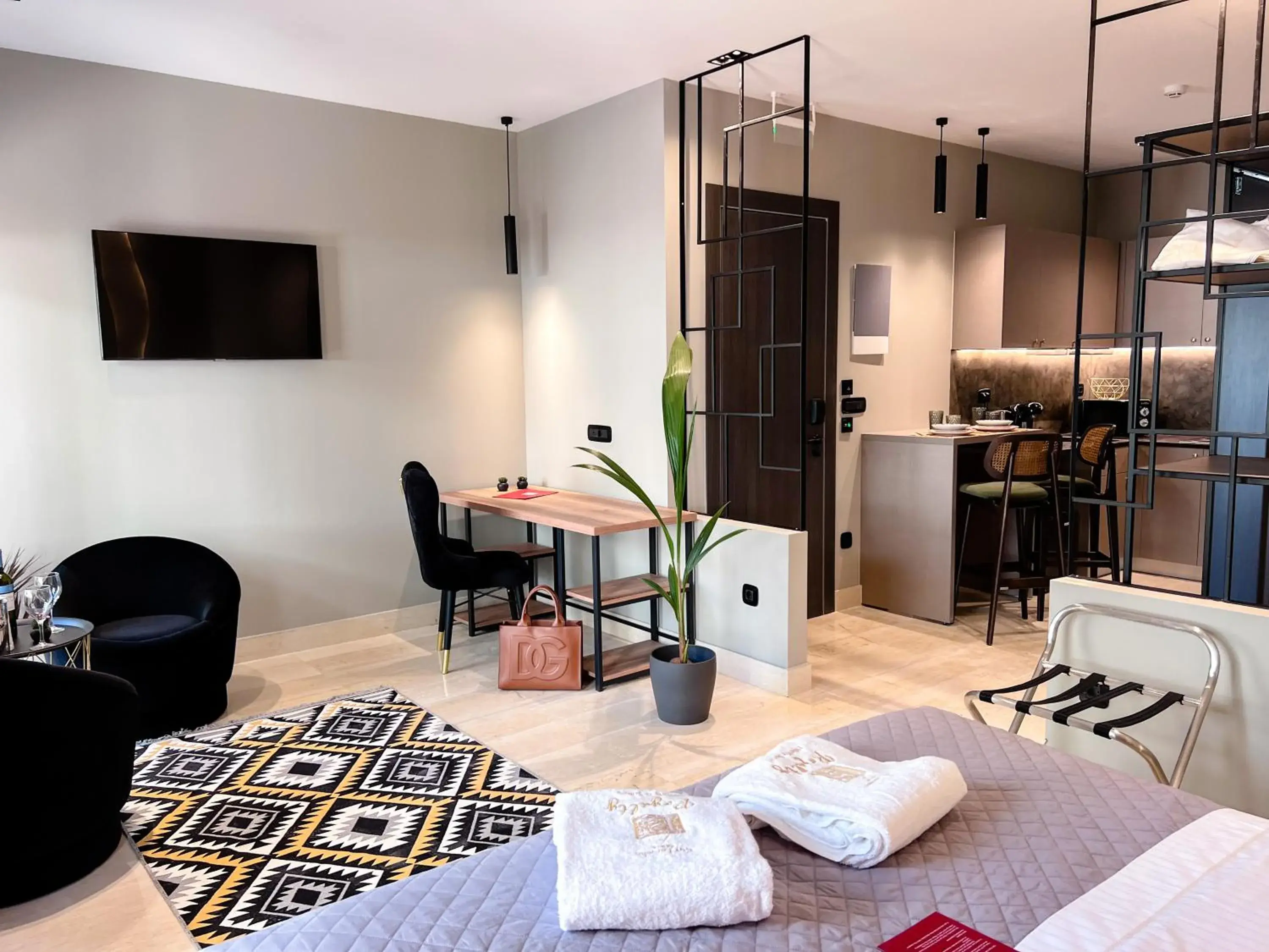 Executive Suite with Acropolis View in Royalty Suites Psyrri Executive Suite with Acropolis View in Royalty Suites Psyrri