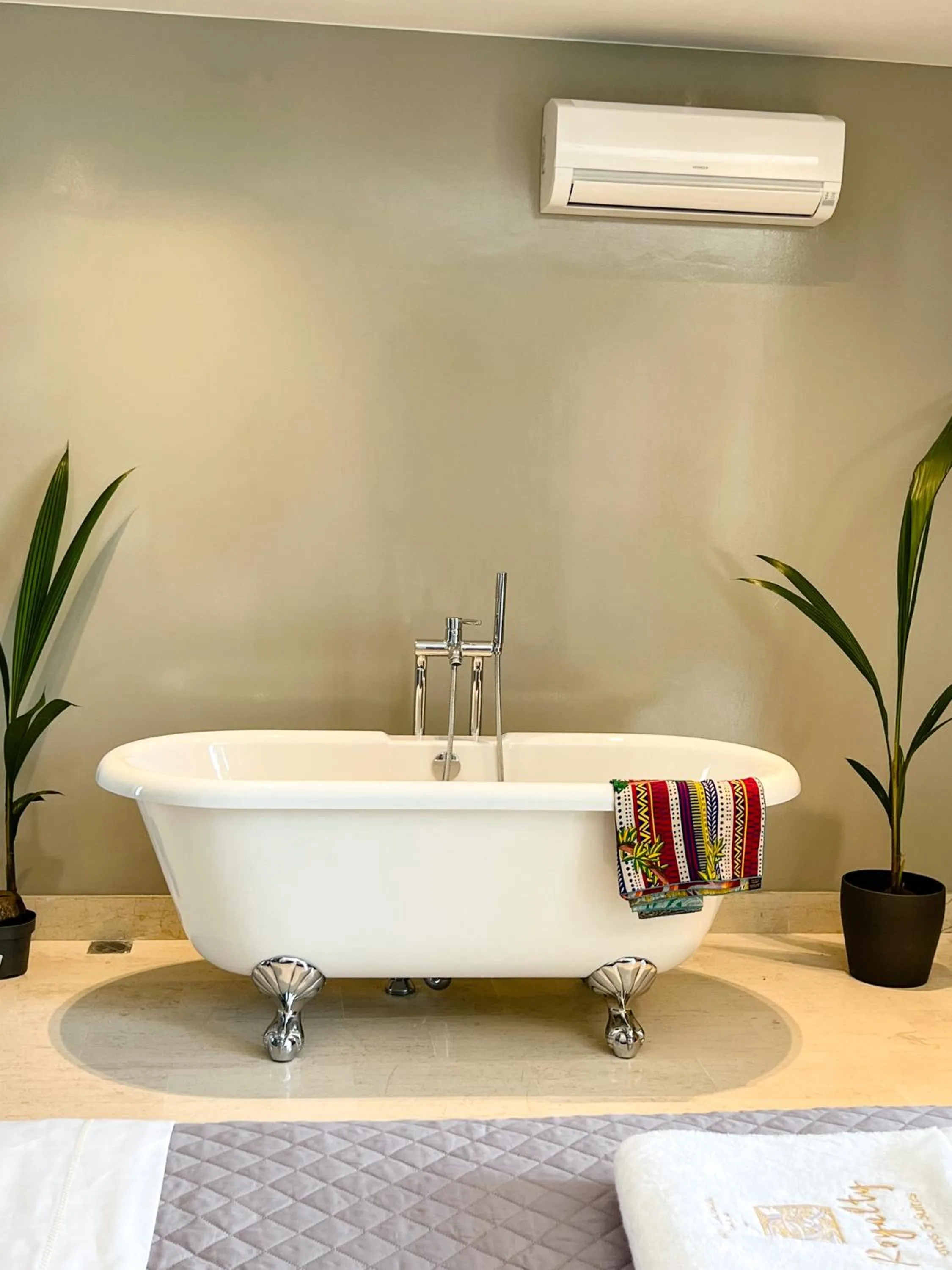 Bath in Royalty Suites Psyrri