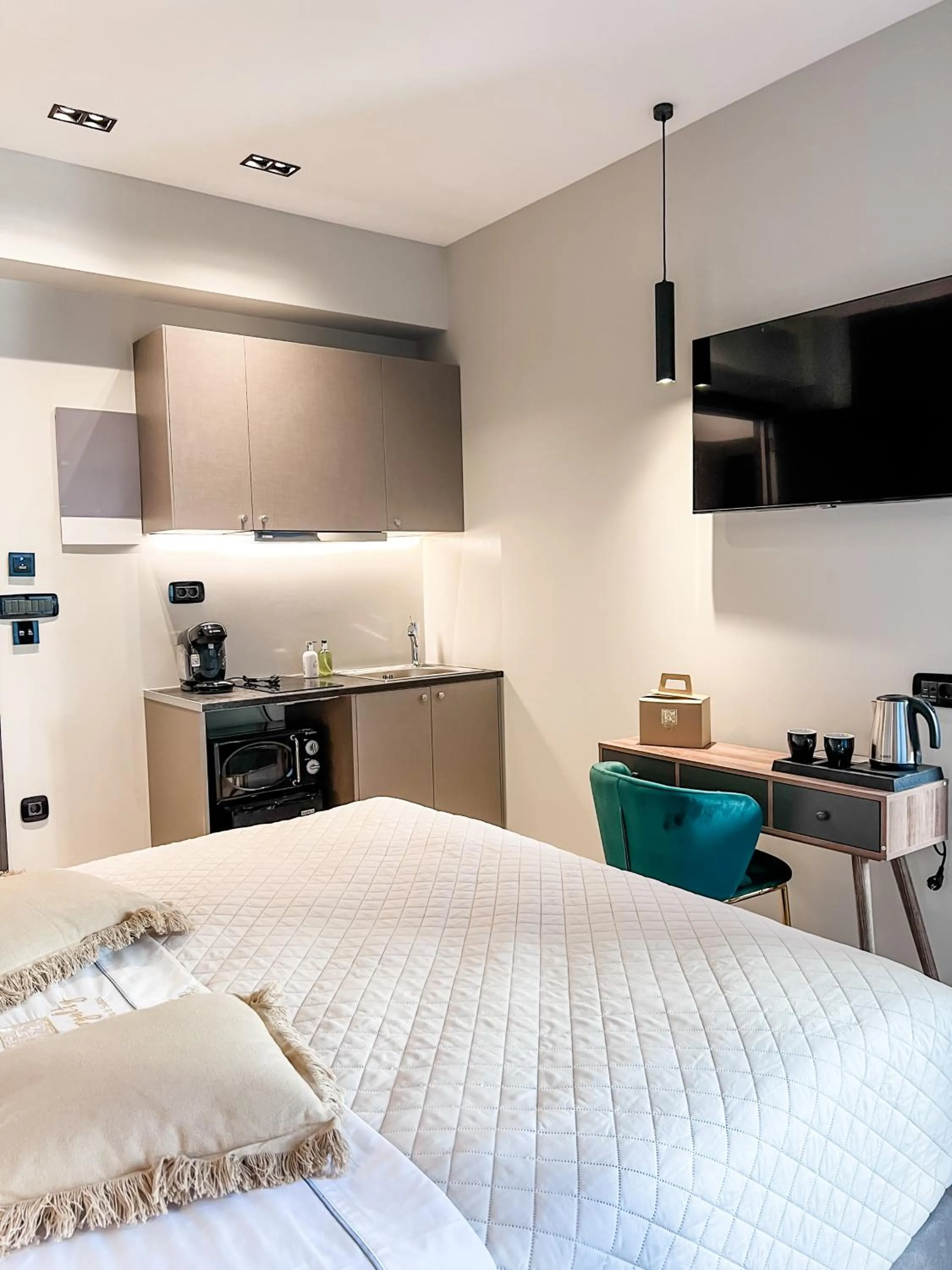 Kitchen or kitchenette, Bed in Royalty Suites Psyrri