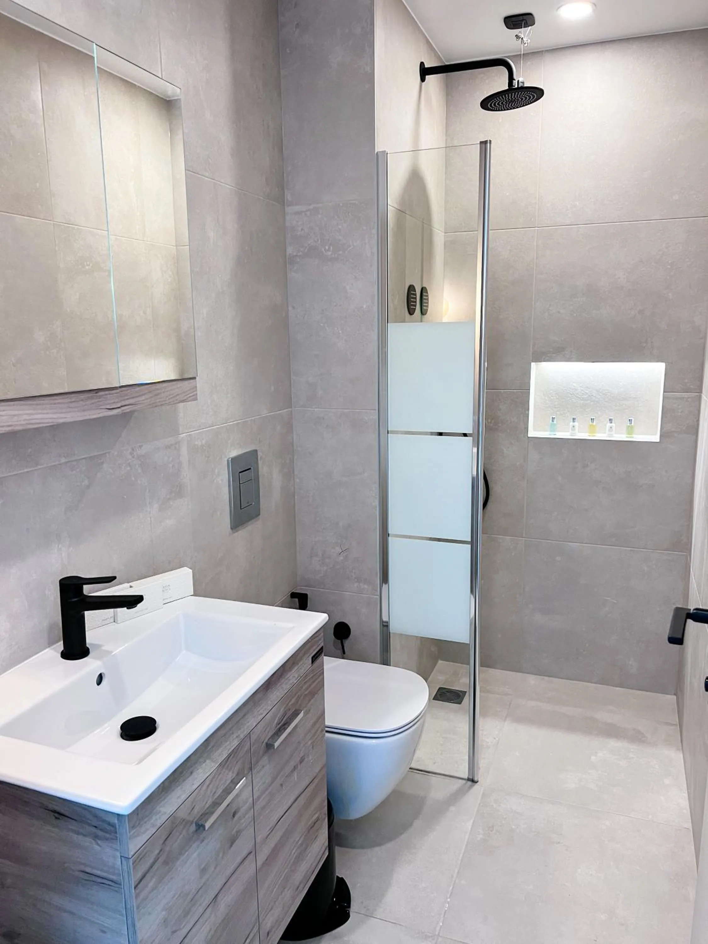 Shower in Royalty Suites Psyrri