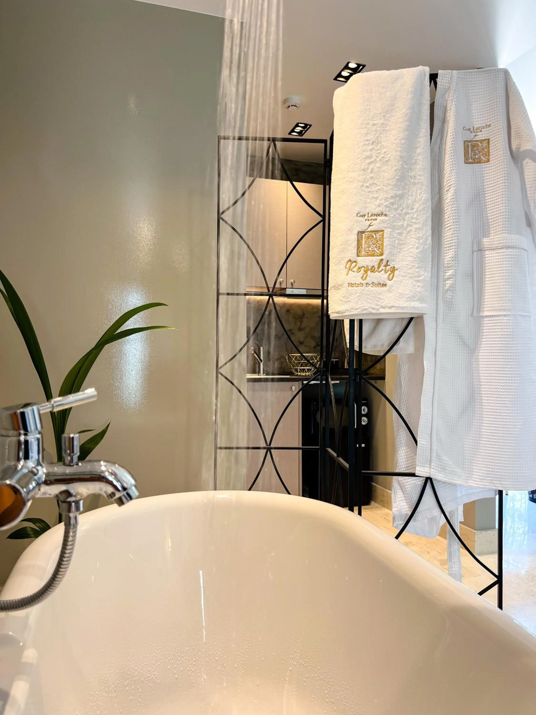 Bath in Royalty Suites Psyrri