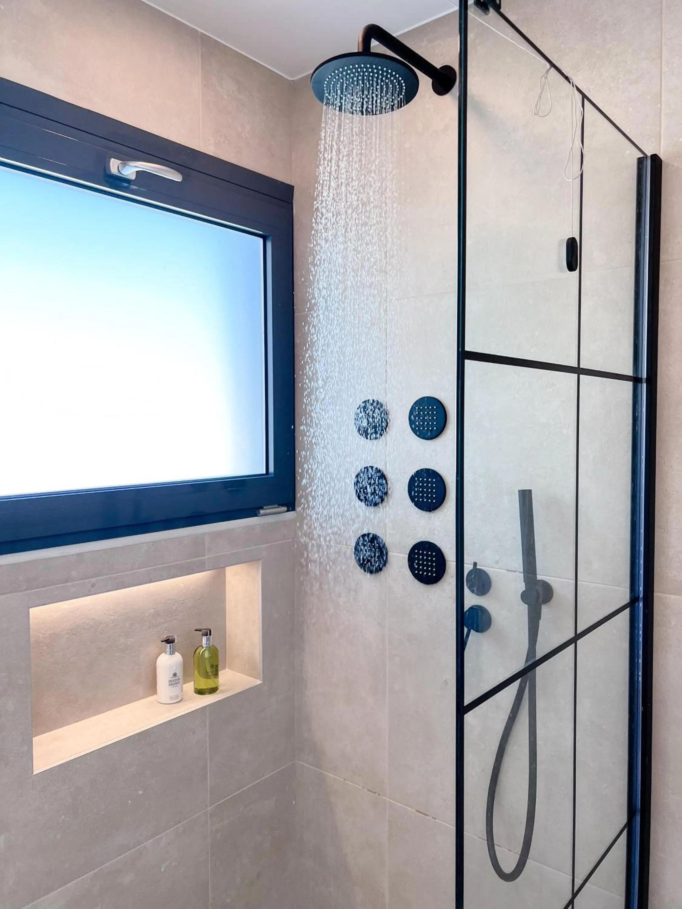 Shower in Royalty Suites Psyrri