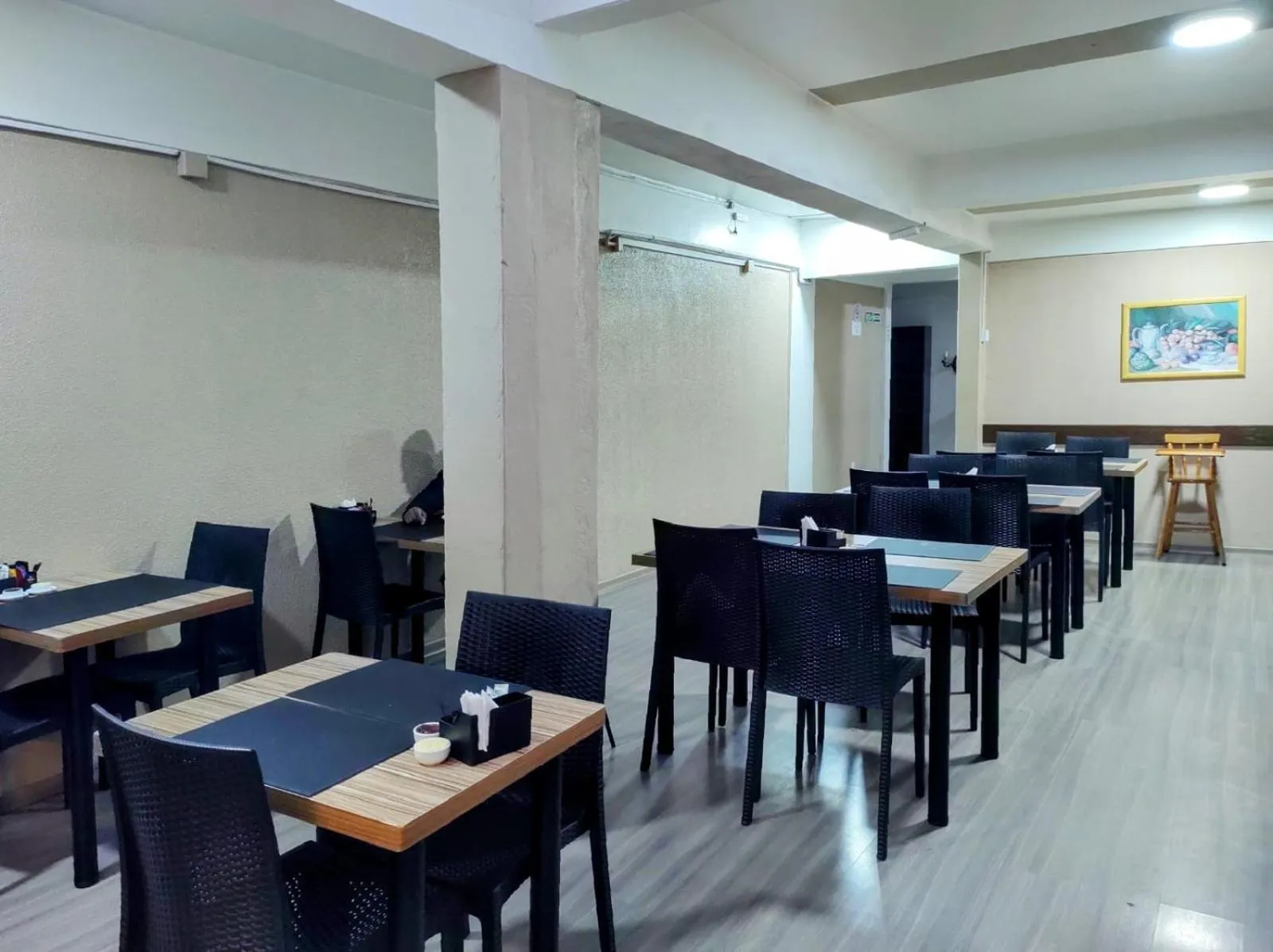Restaurant/places to eat in Novohotel Express