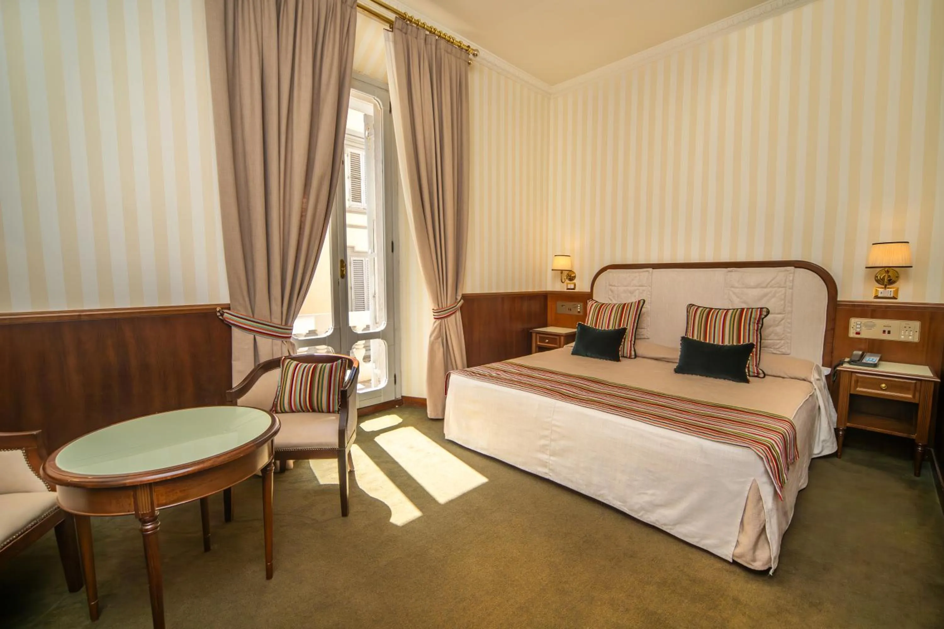 Property building, Bed in Grand Hotel Bastiani