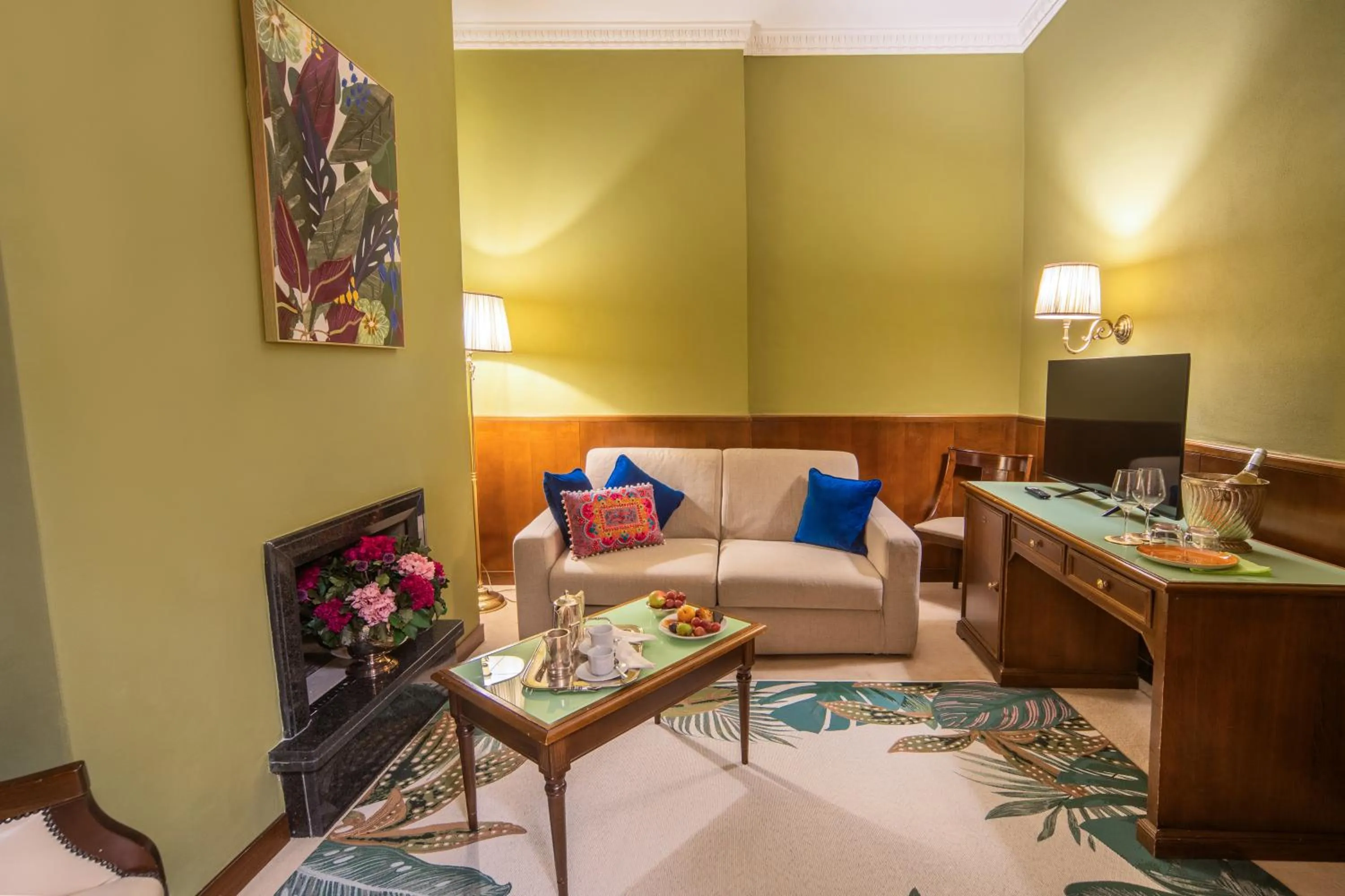 TV and multimedia in Grand Hotel Bastiani