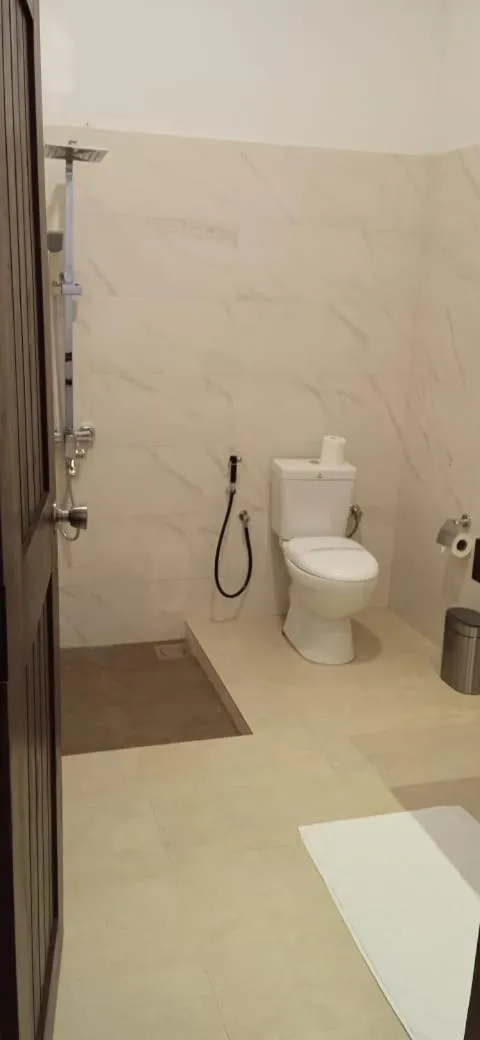 Toilet in Sigiriya Cashew Palace Resort