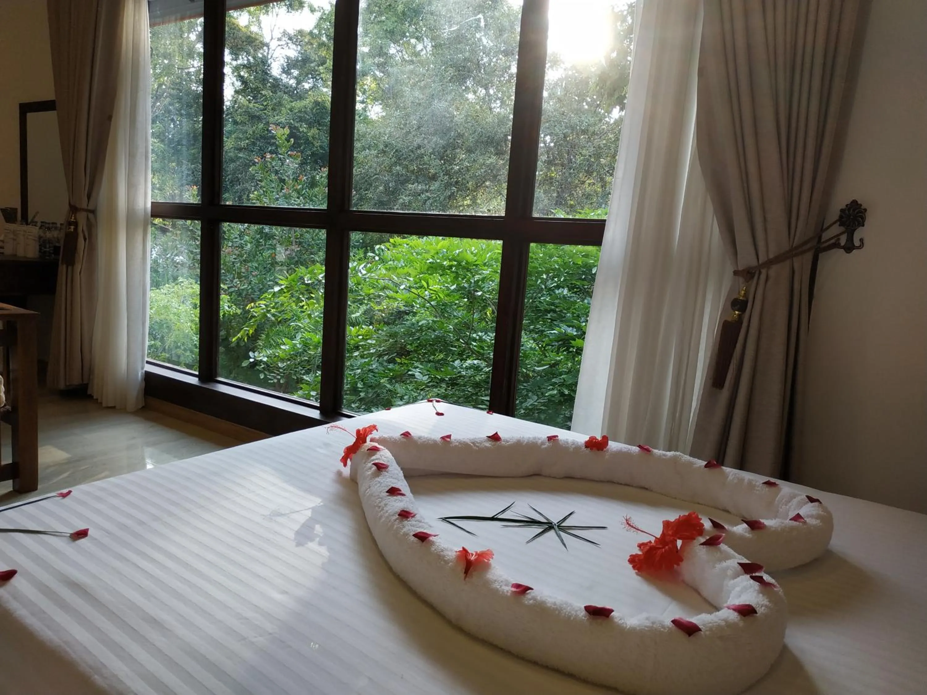 Bed in Sigiriya Cashew Palace Resort