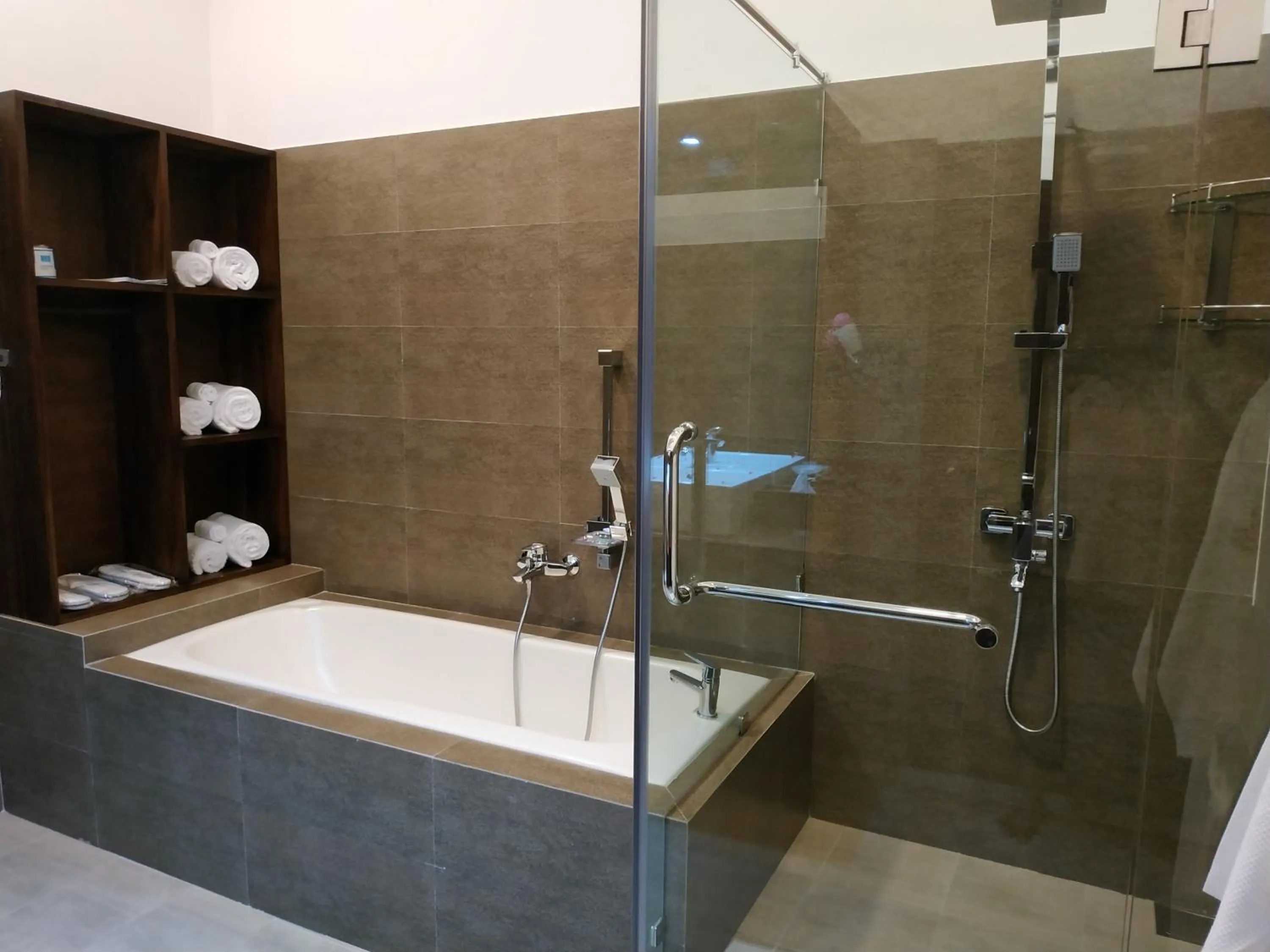 Shower in Sigiriya Cashew Palace Resort