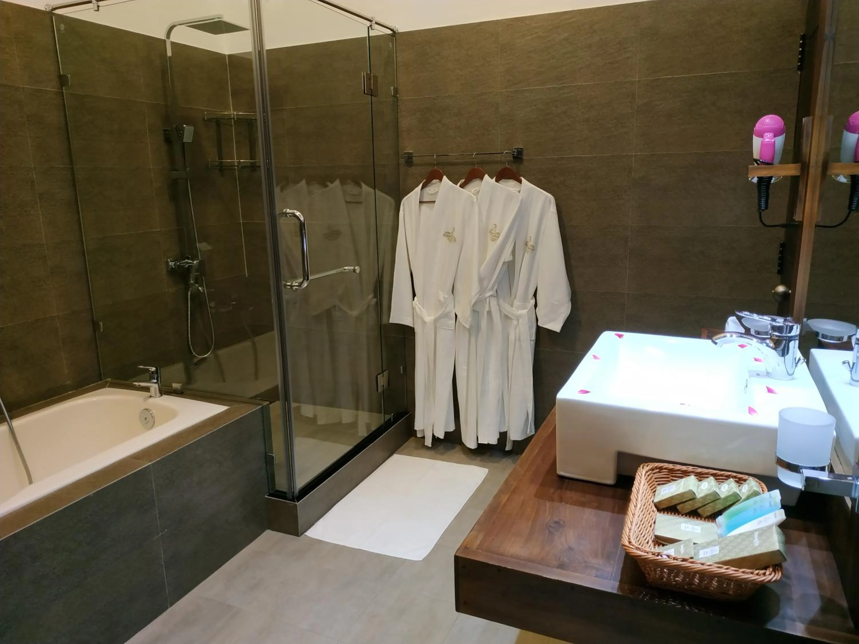 Shower in Sigiriya Cashew Palace Resort