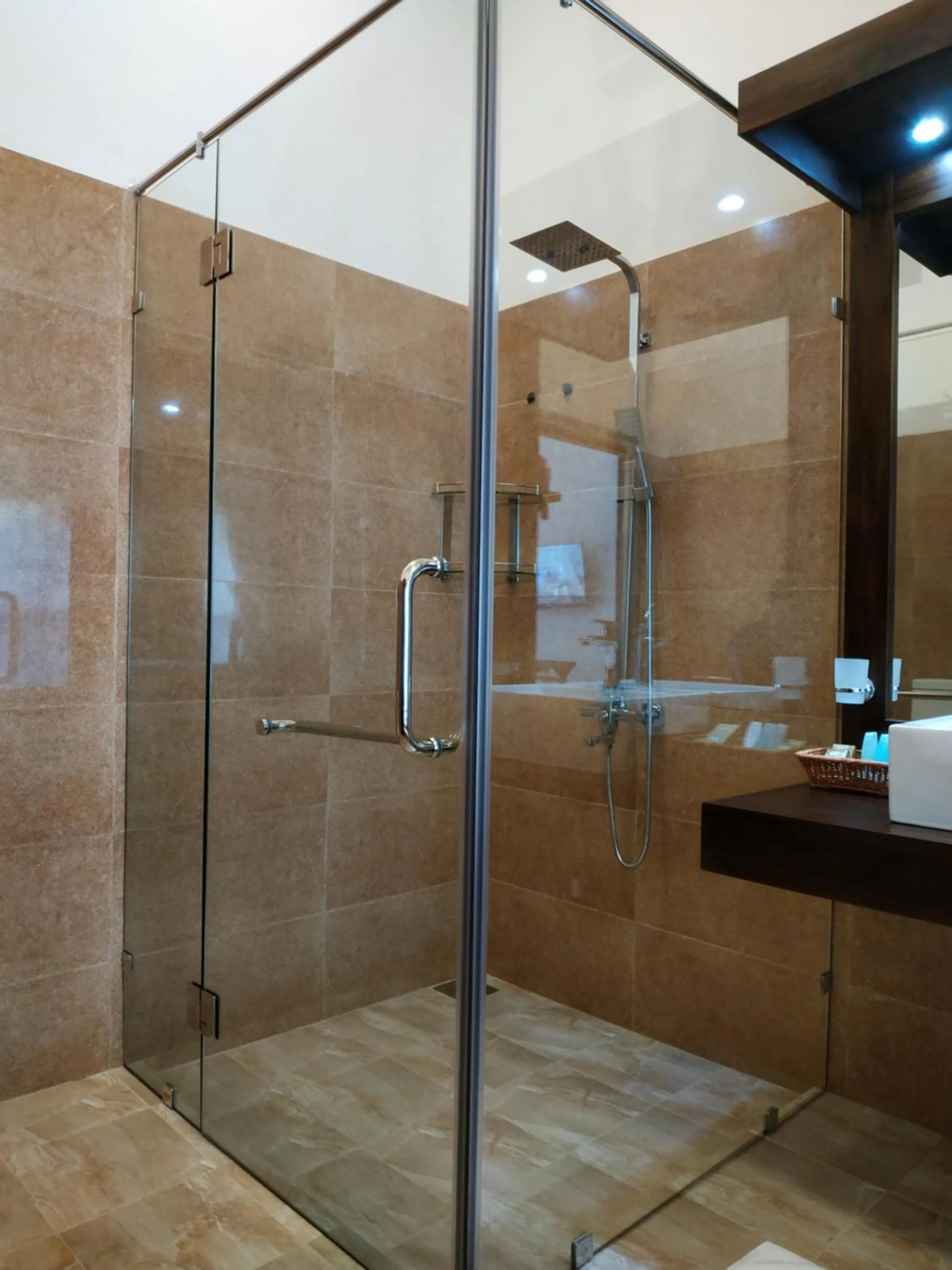 Shower in Sigiriya Cashew Palace Resort