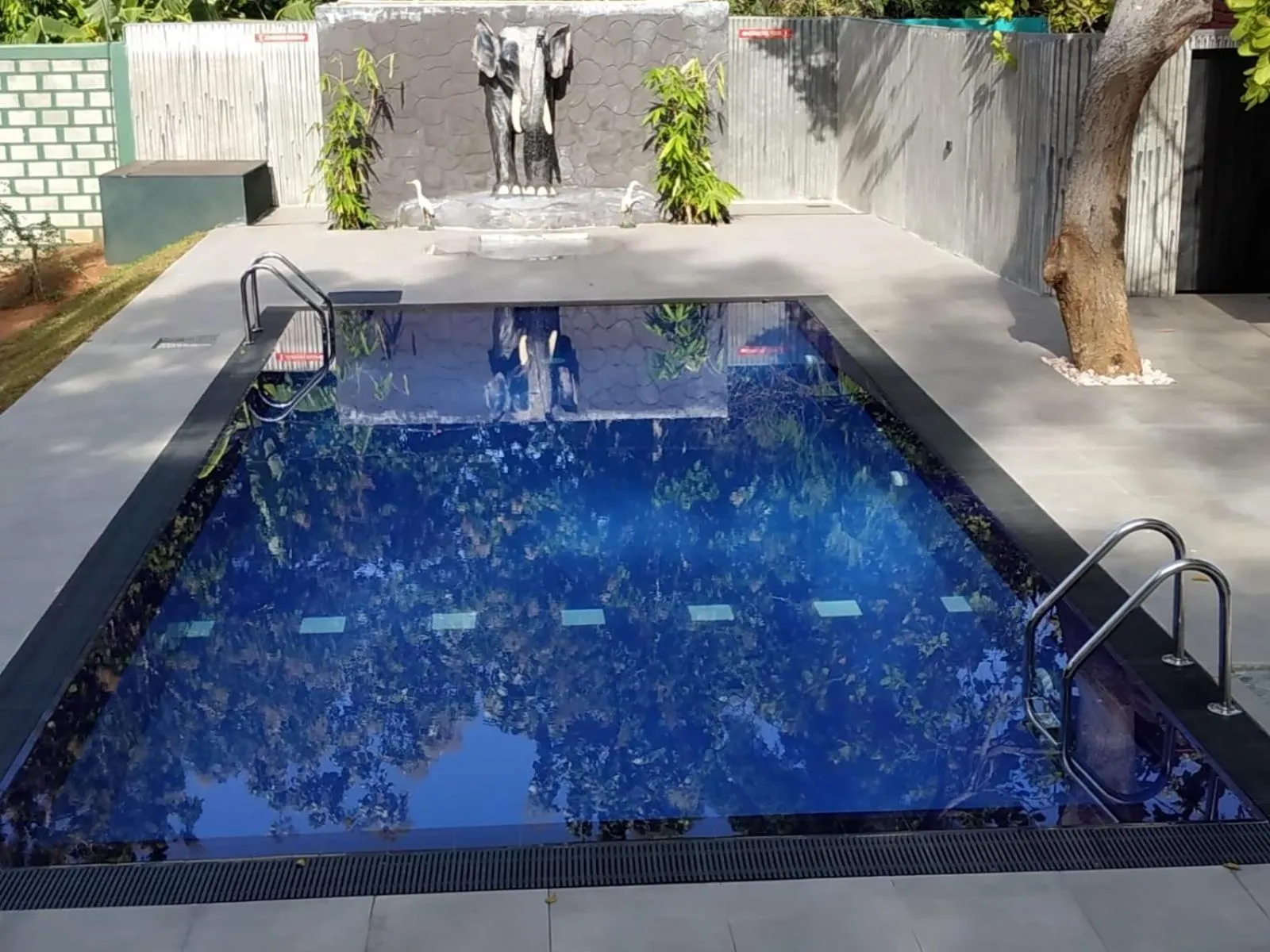 Swimming pool in Sigiriya Cashew Palace Resort