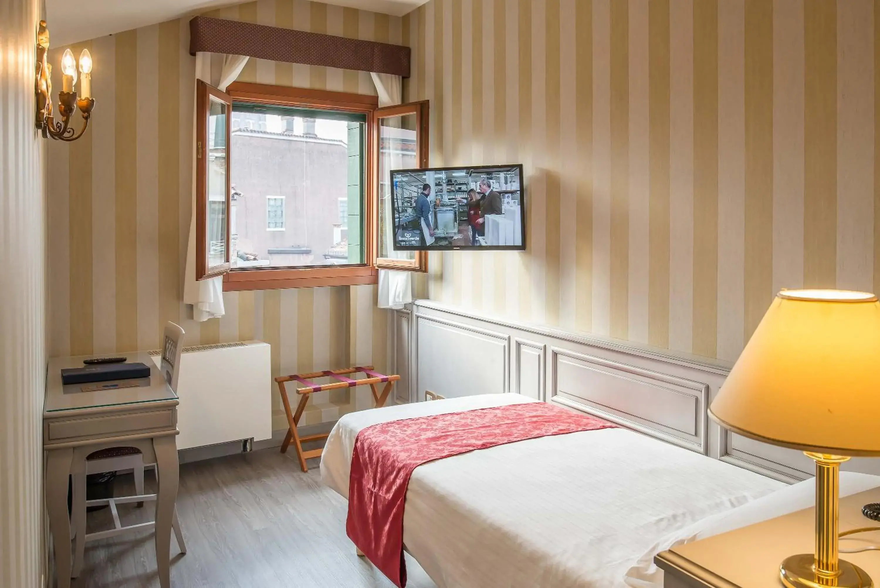 Comfort Single Room in Hotel La Fenice et Des Artistes Comfort Single Room in Hotel La Fenice et Des Artistes