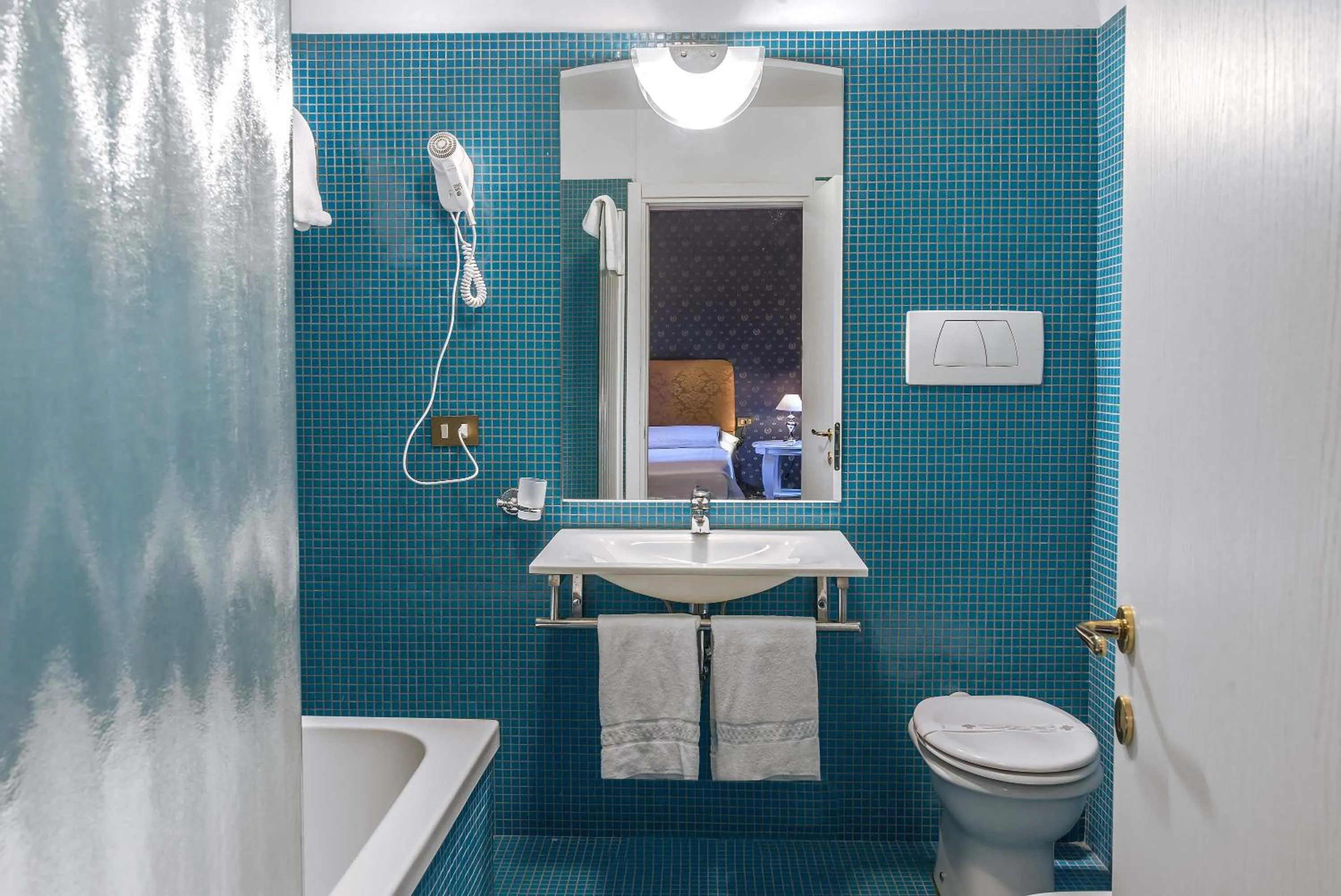 Bathroom in Hotel La Fenice et Des Artistes