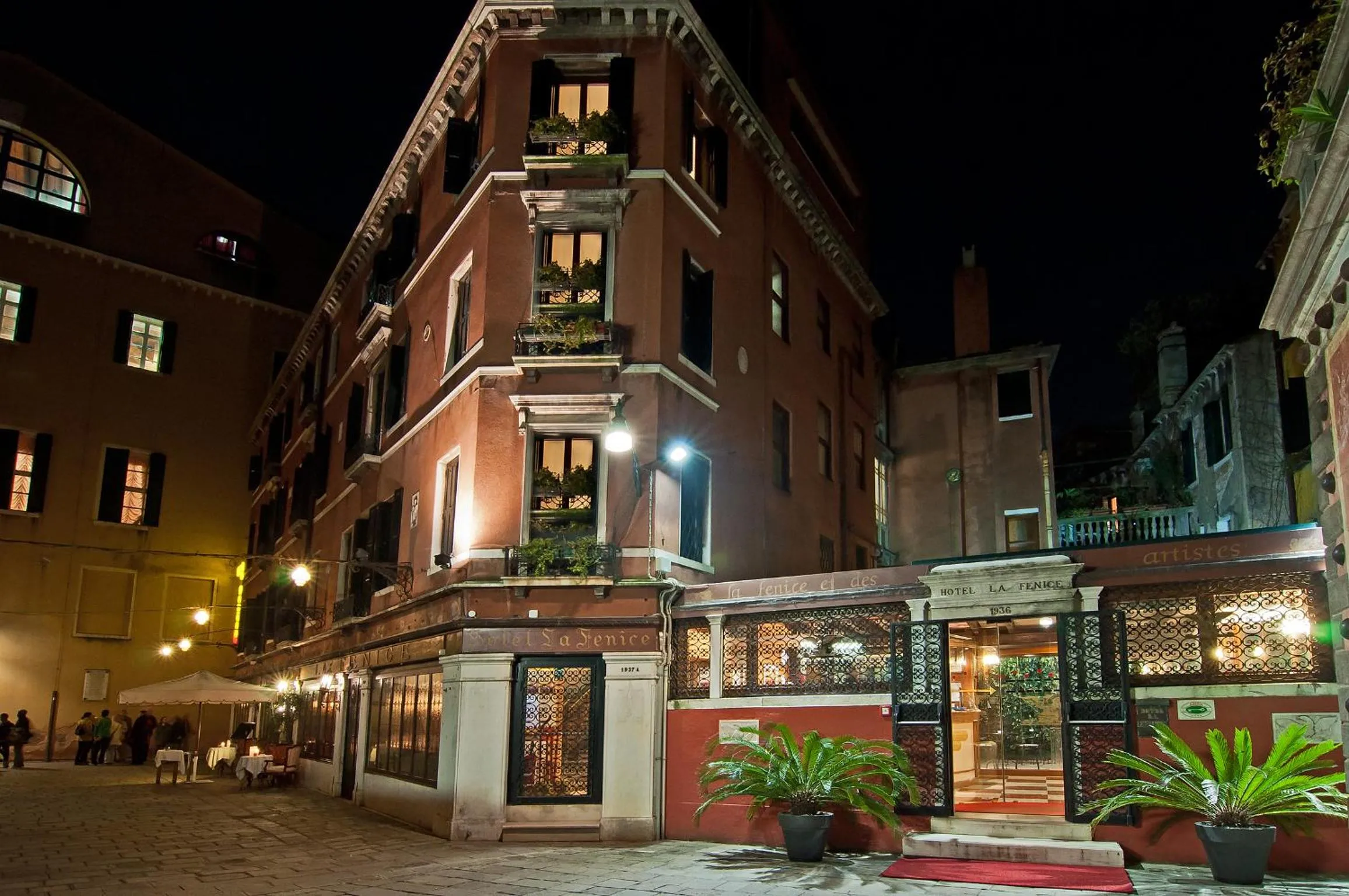 Facade/entrance in Hotel La Fenice et Des Artistes