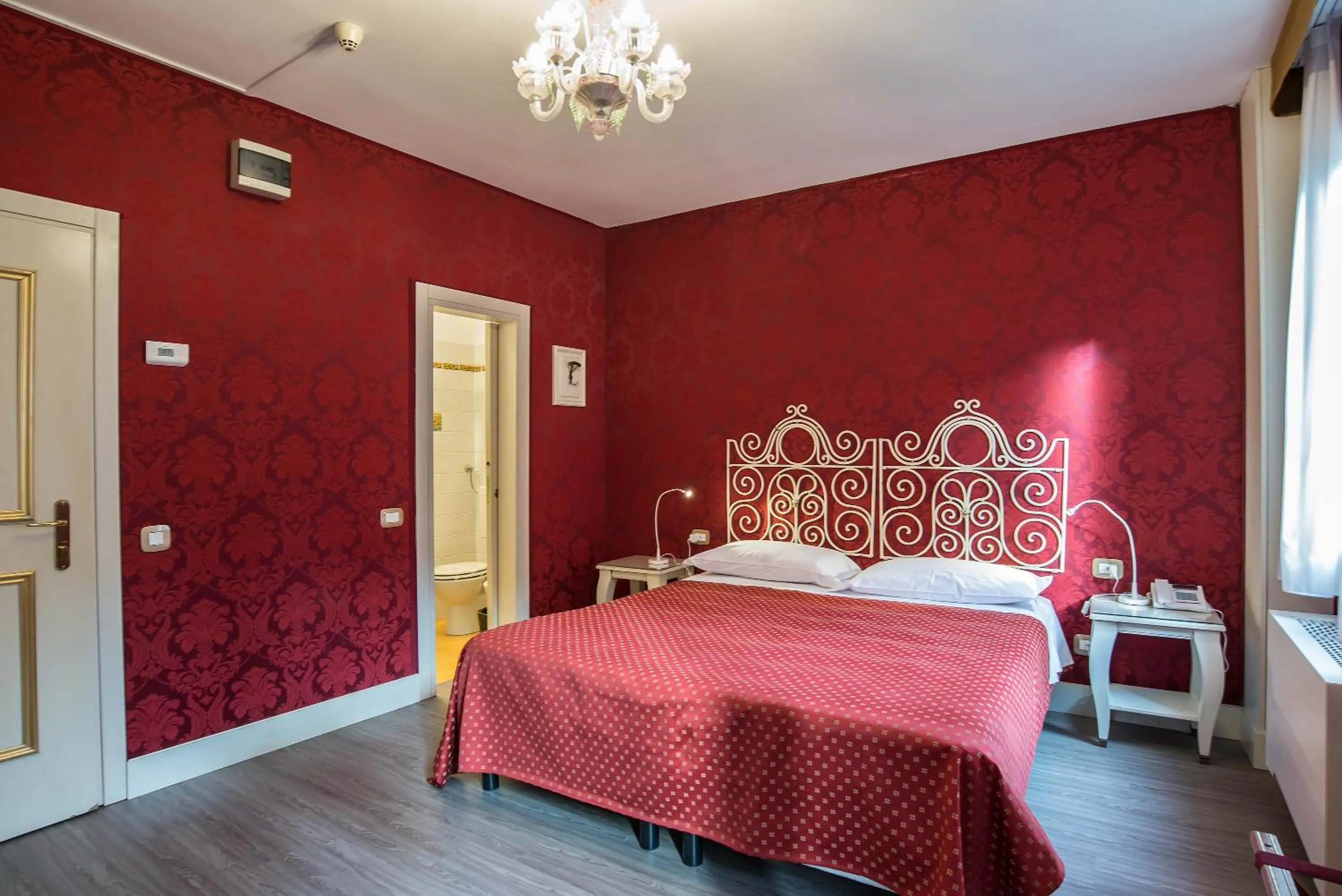 Bedroom, Bed in Hotel La Fenice et Des Artistes