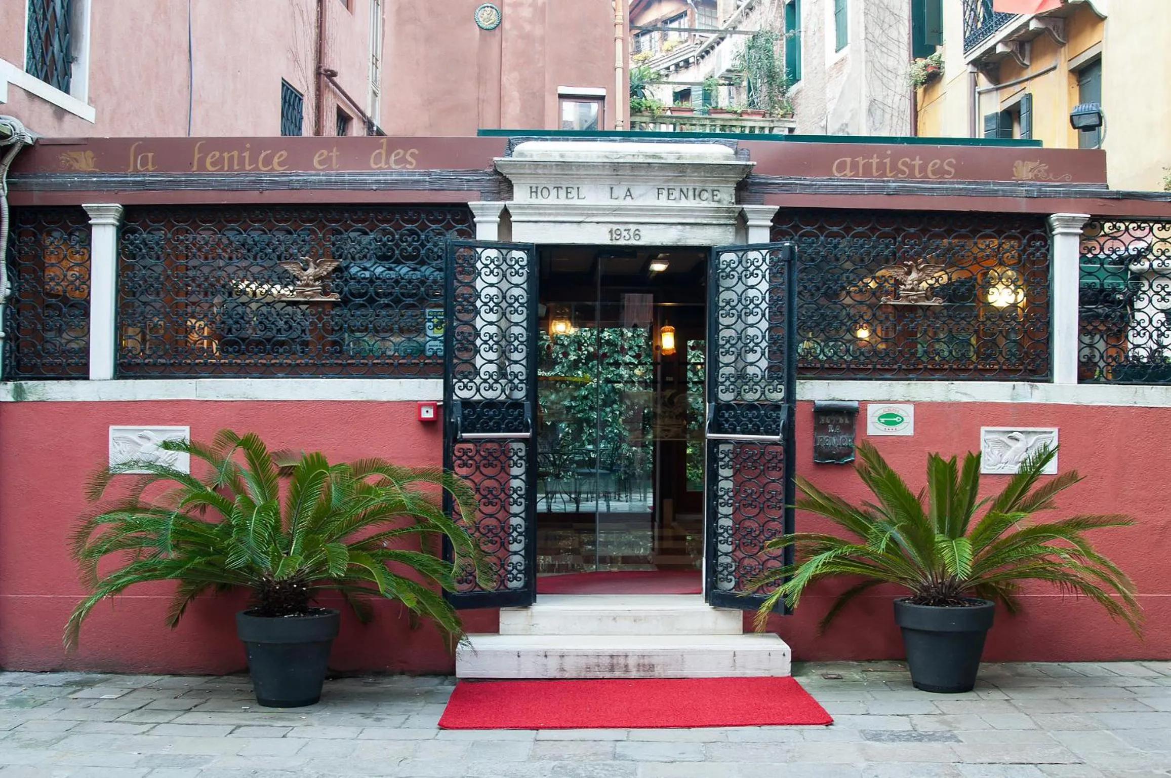 Facade/entrance in Hotel La Fenice et Des Artistes