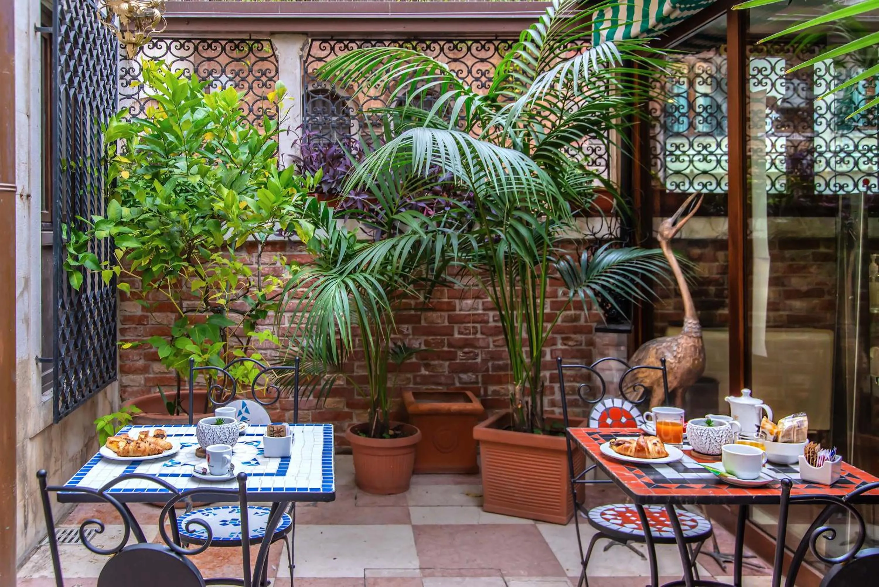 Garden in Hotel La Fenice et Des Artistes