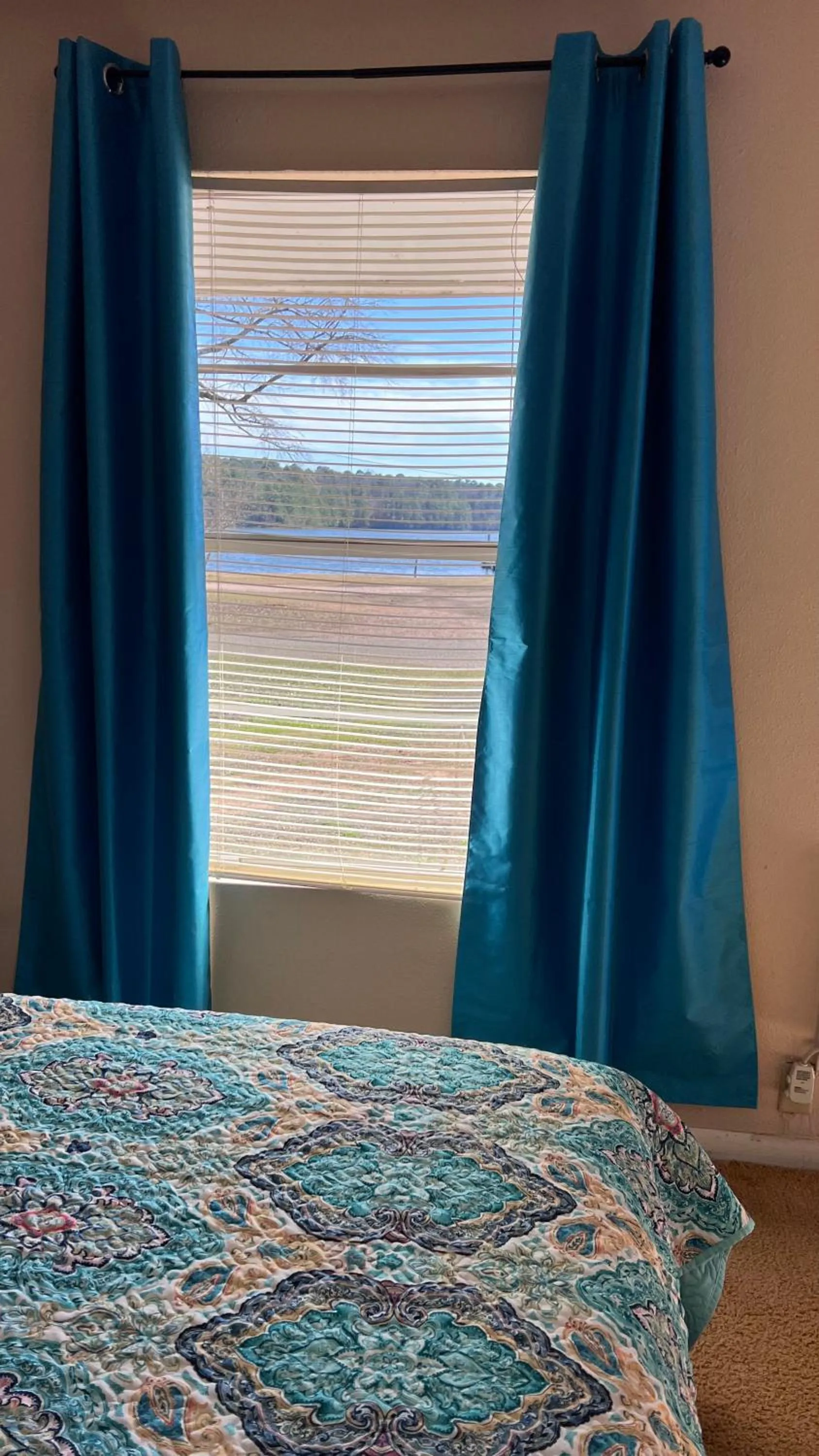 Bed in Alpine Lakeview Motel Room WiFi,Sandy beach Boat Ramp,Pier,Marina,Bath House with Laundromat