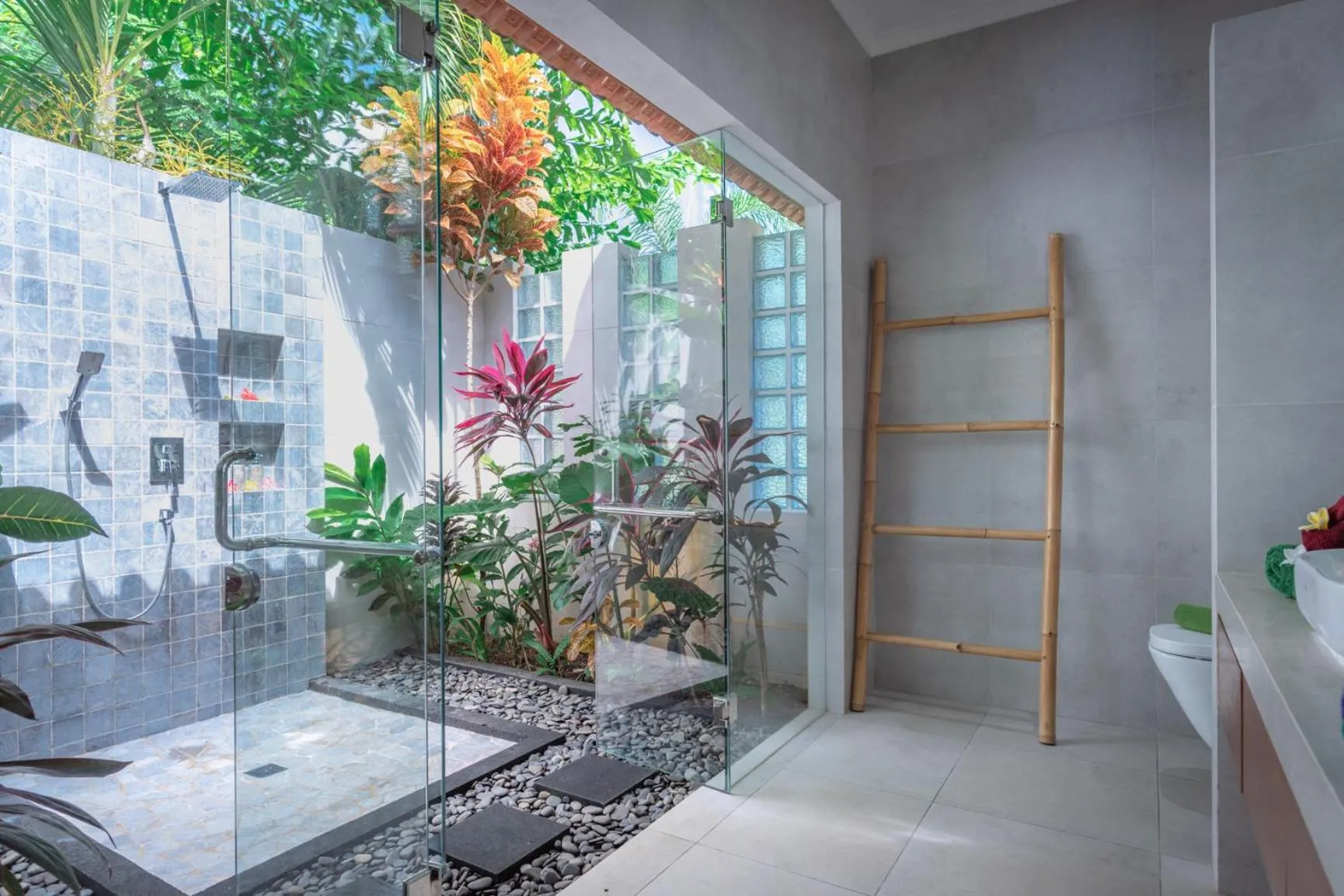 Shower in Villa Mata Hari
