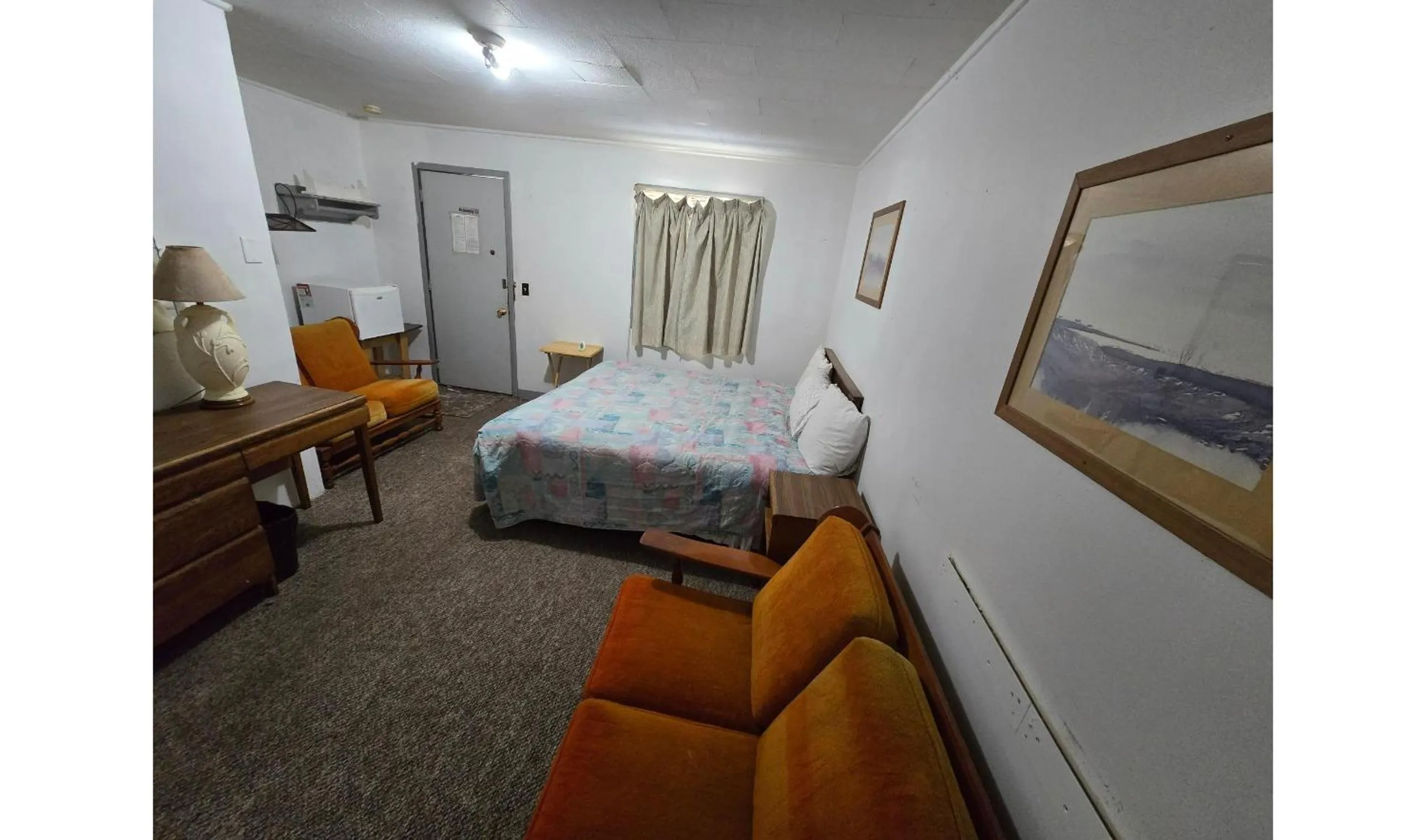 Bedroom, Bed in OYO Sandman Inn