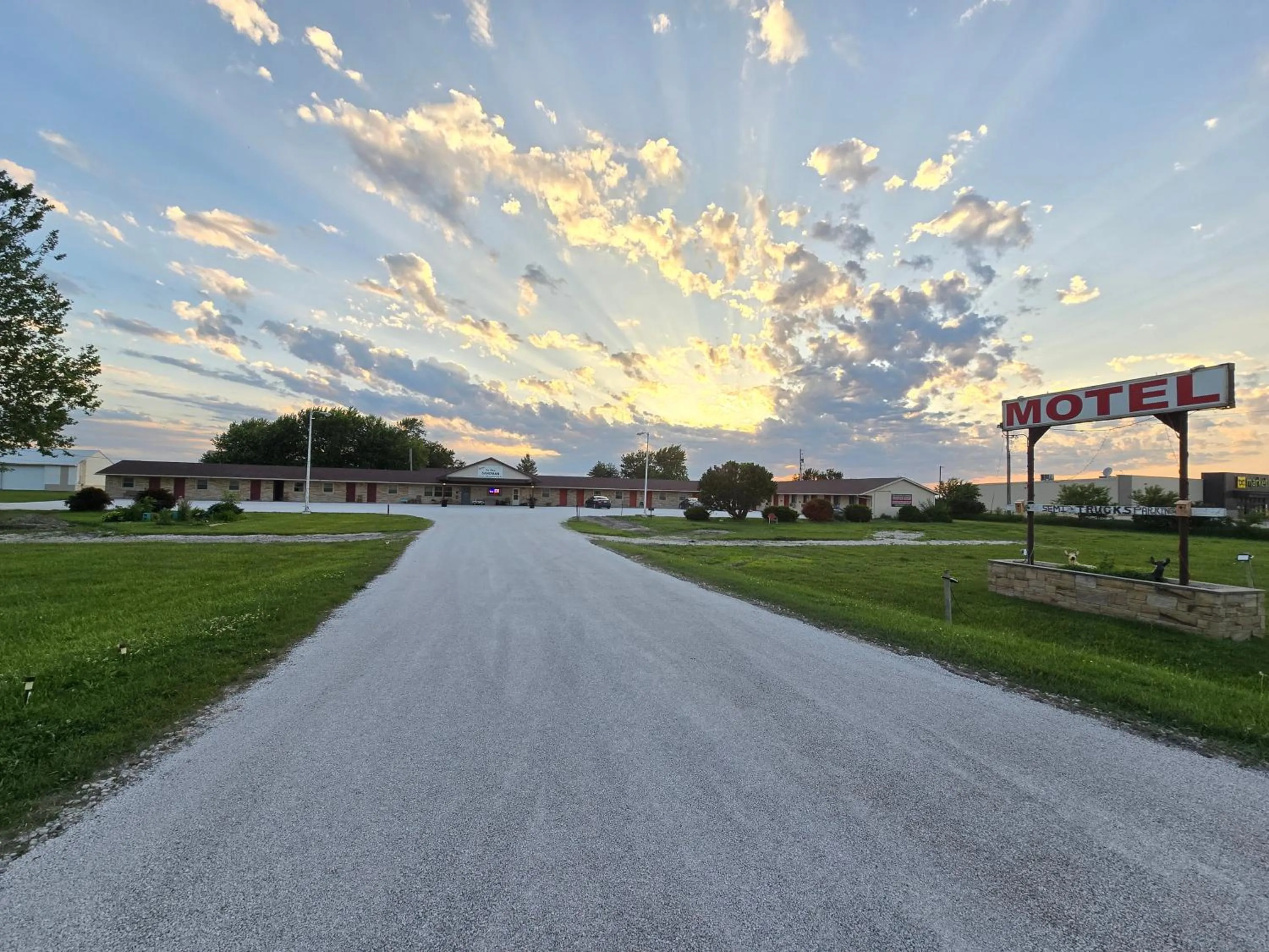 Facade/entrance in OYO Sandman Inn
