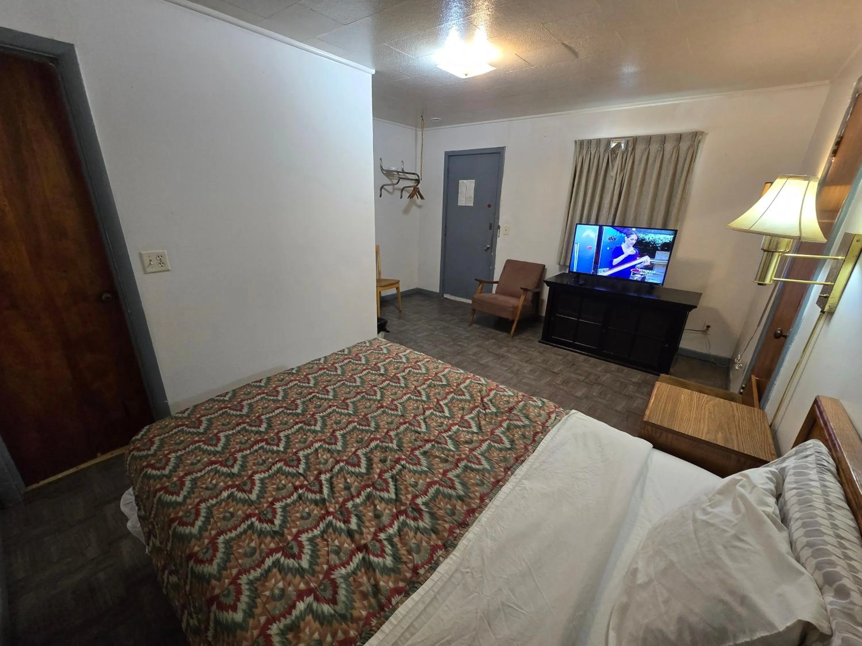 Bedroom, Bed in OYO Sandman Inn