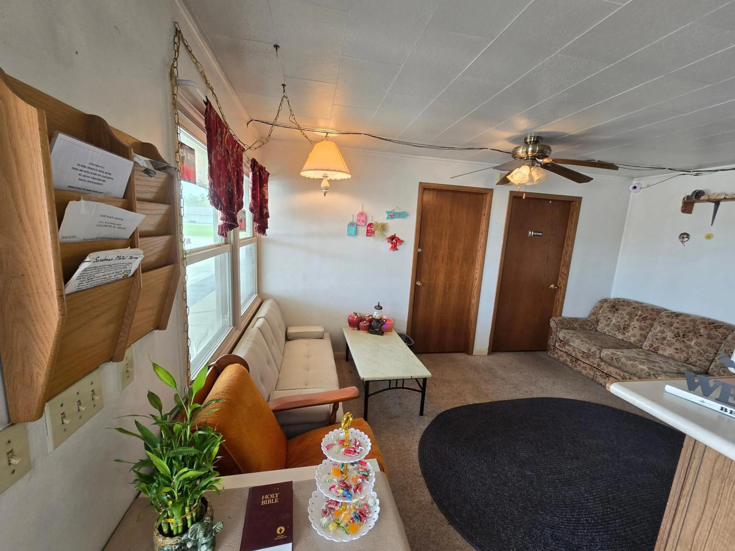 Seating area in OYO Sandman Inn