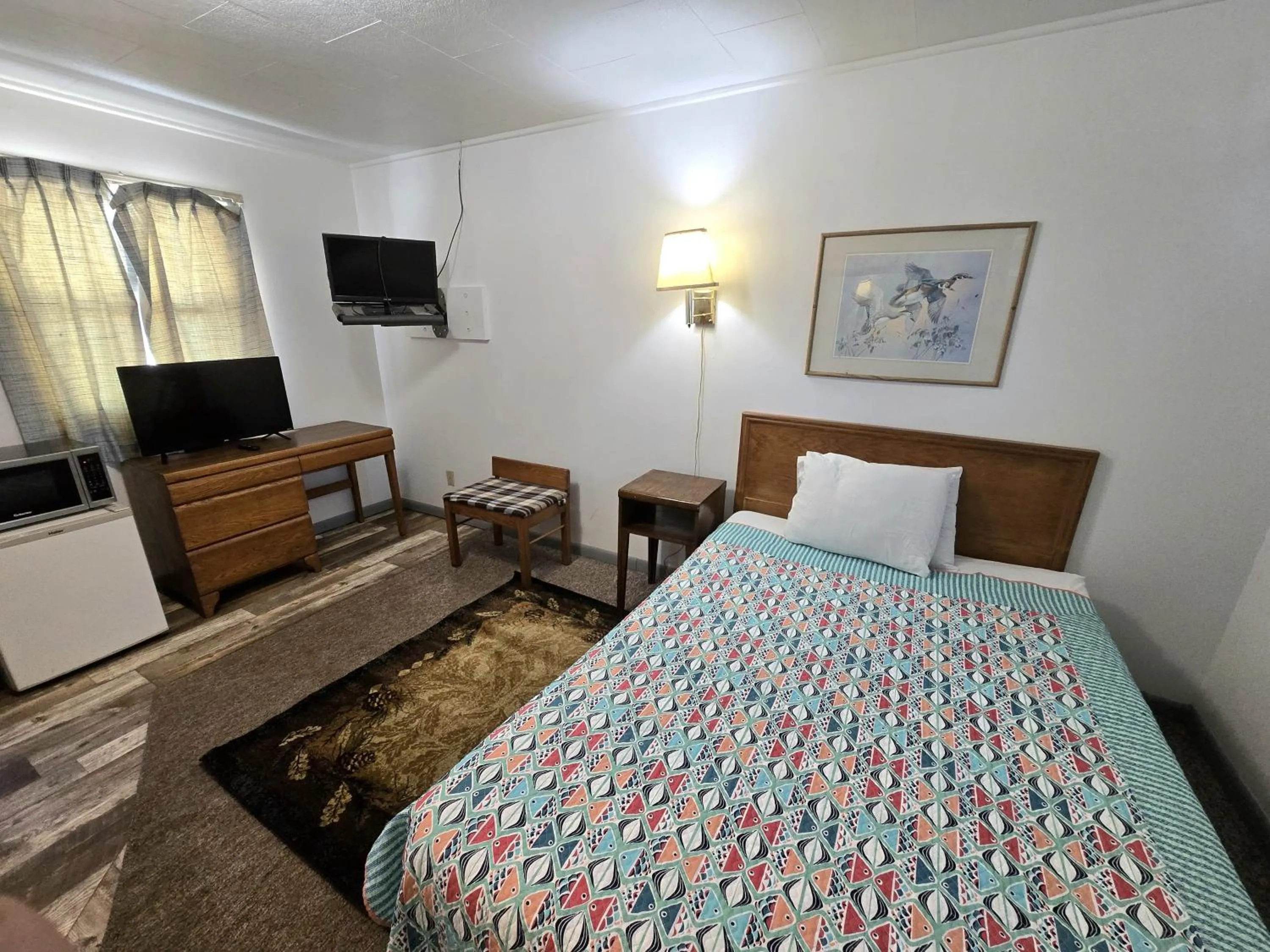 Bedroom, Bed in OYO Sandman Inn