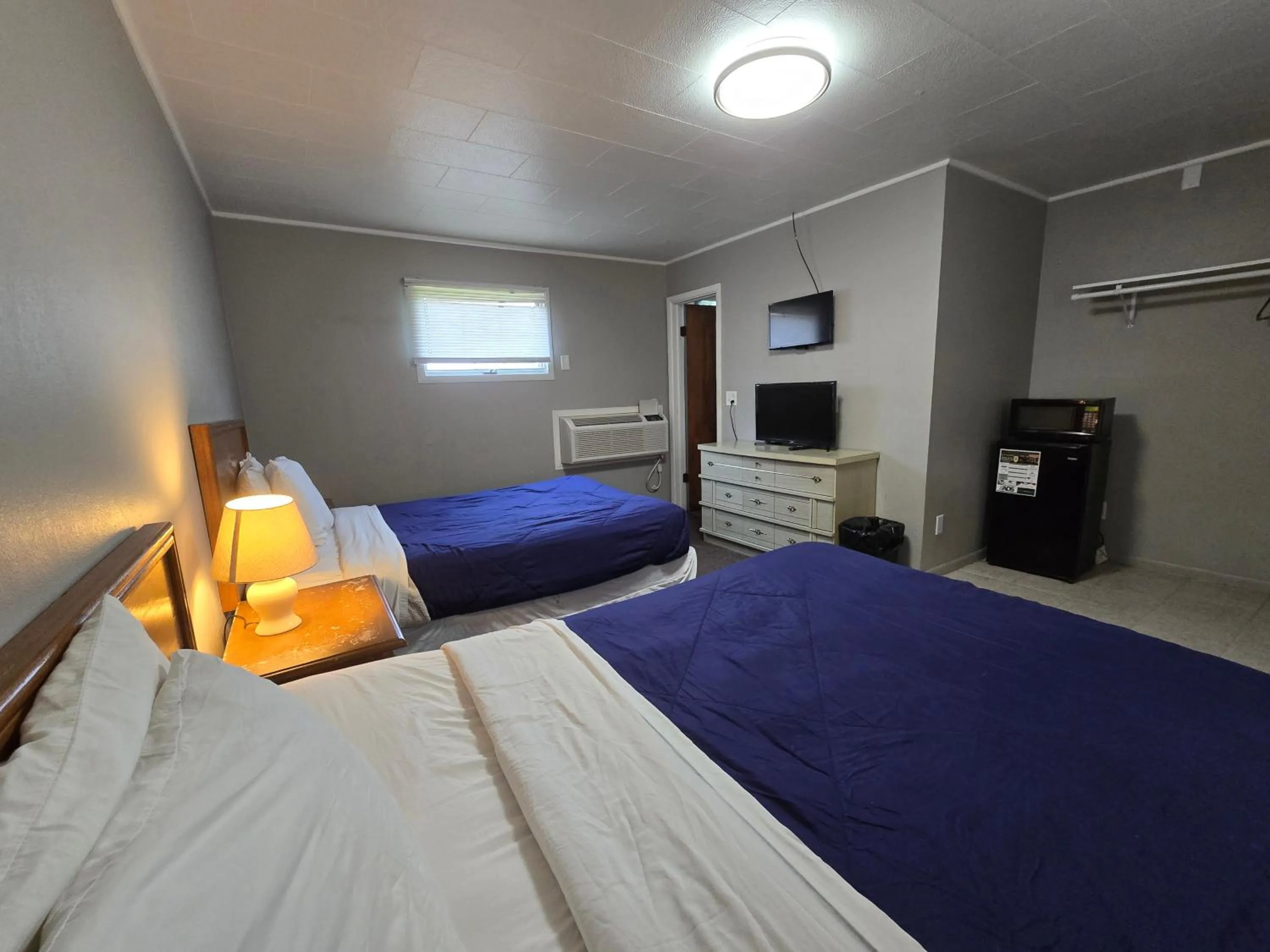 Bedroom, Bed in OYO Sandman Inn