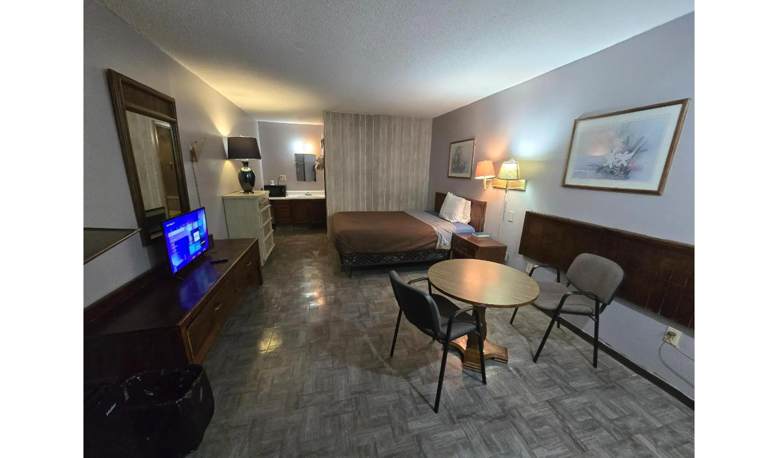 Bedroom in OYO Sandman Inn