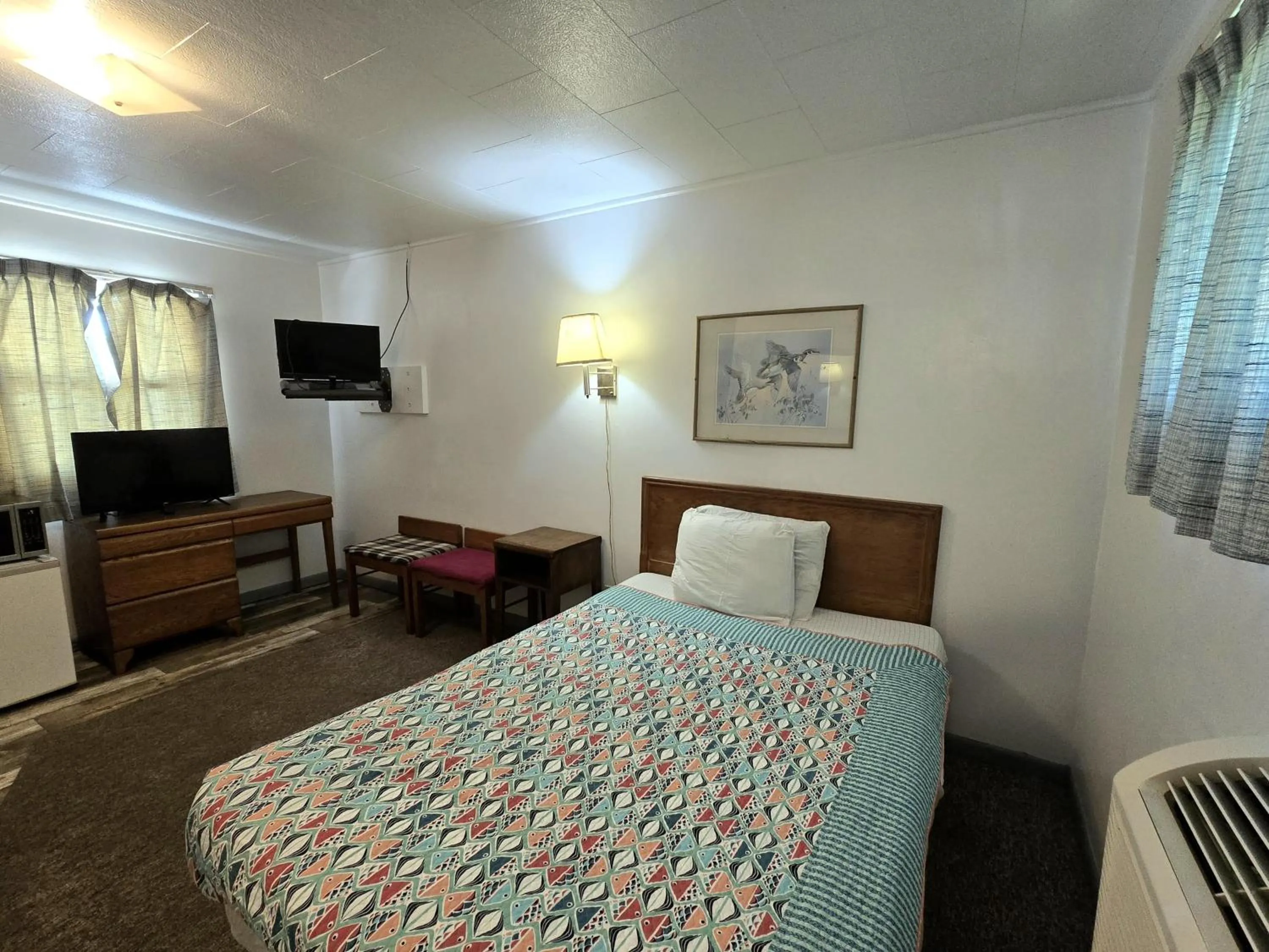 Bedroom, Bed in OYO Sandman Inn