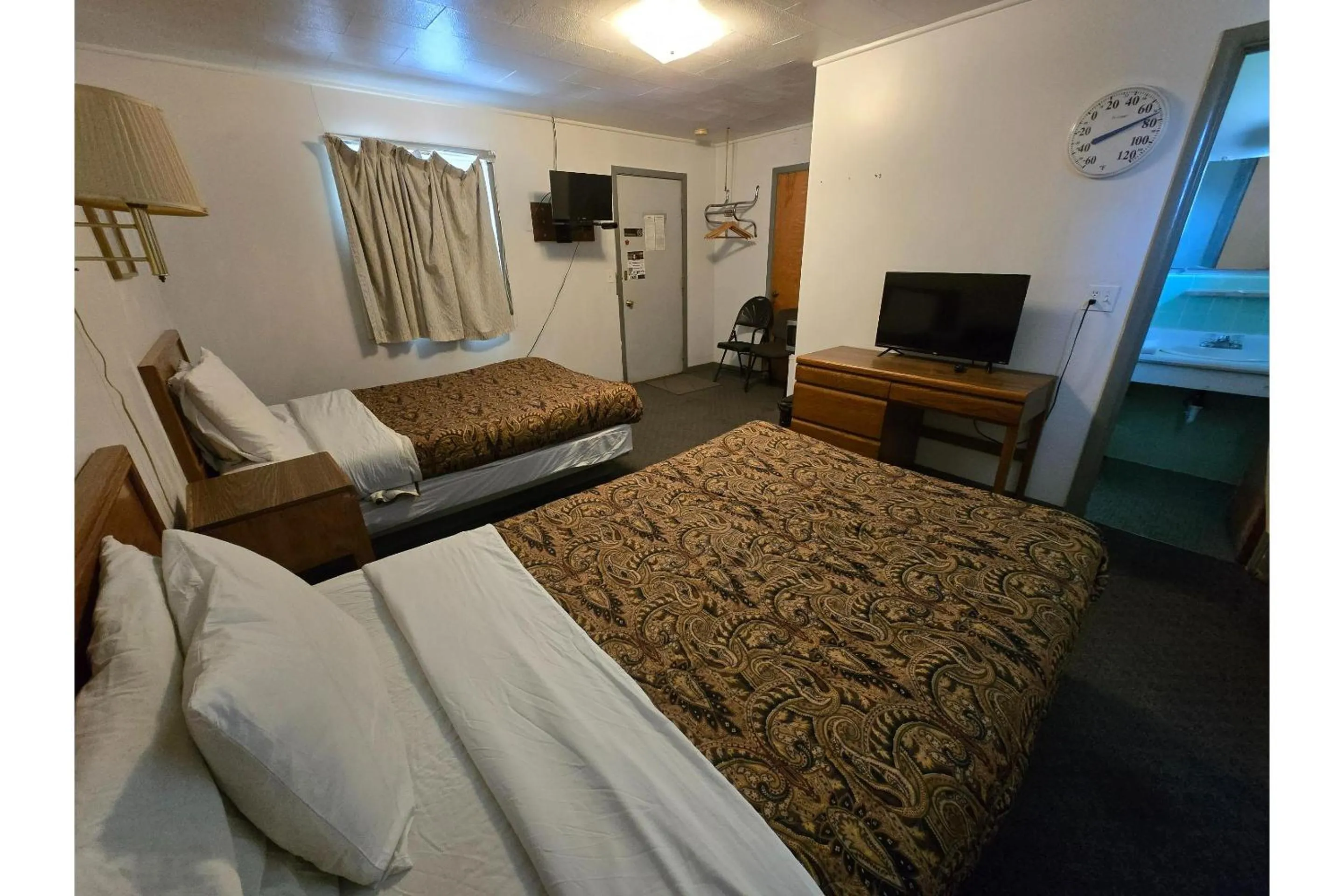 Bedroom, Bed in OYO Sandman Inn