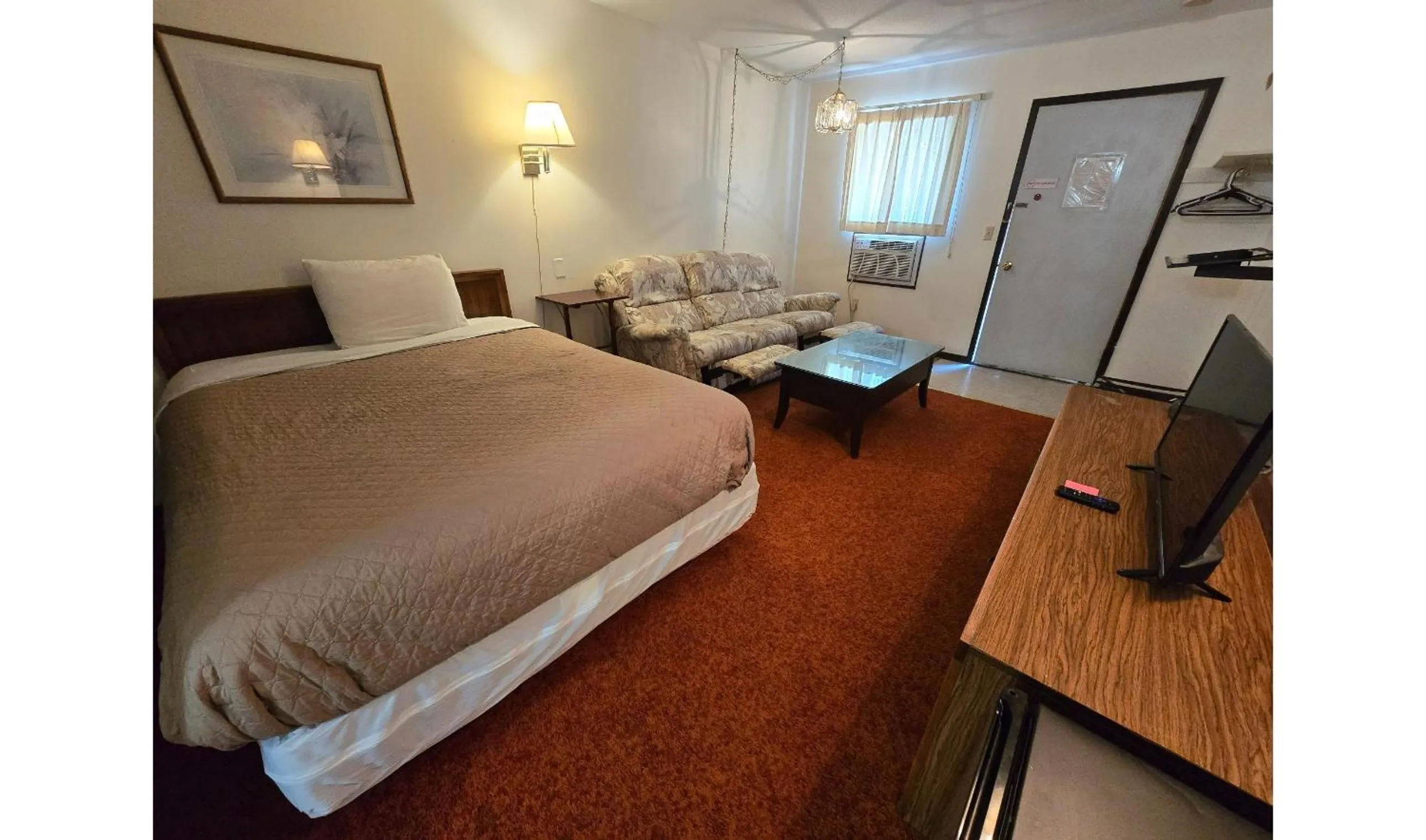 Bedroom, Bed in OYO Sandman Inn