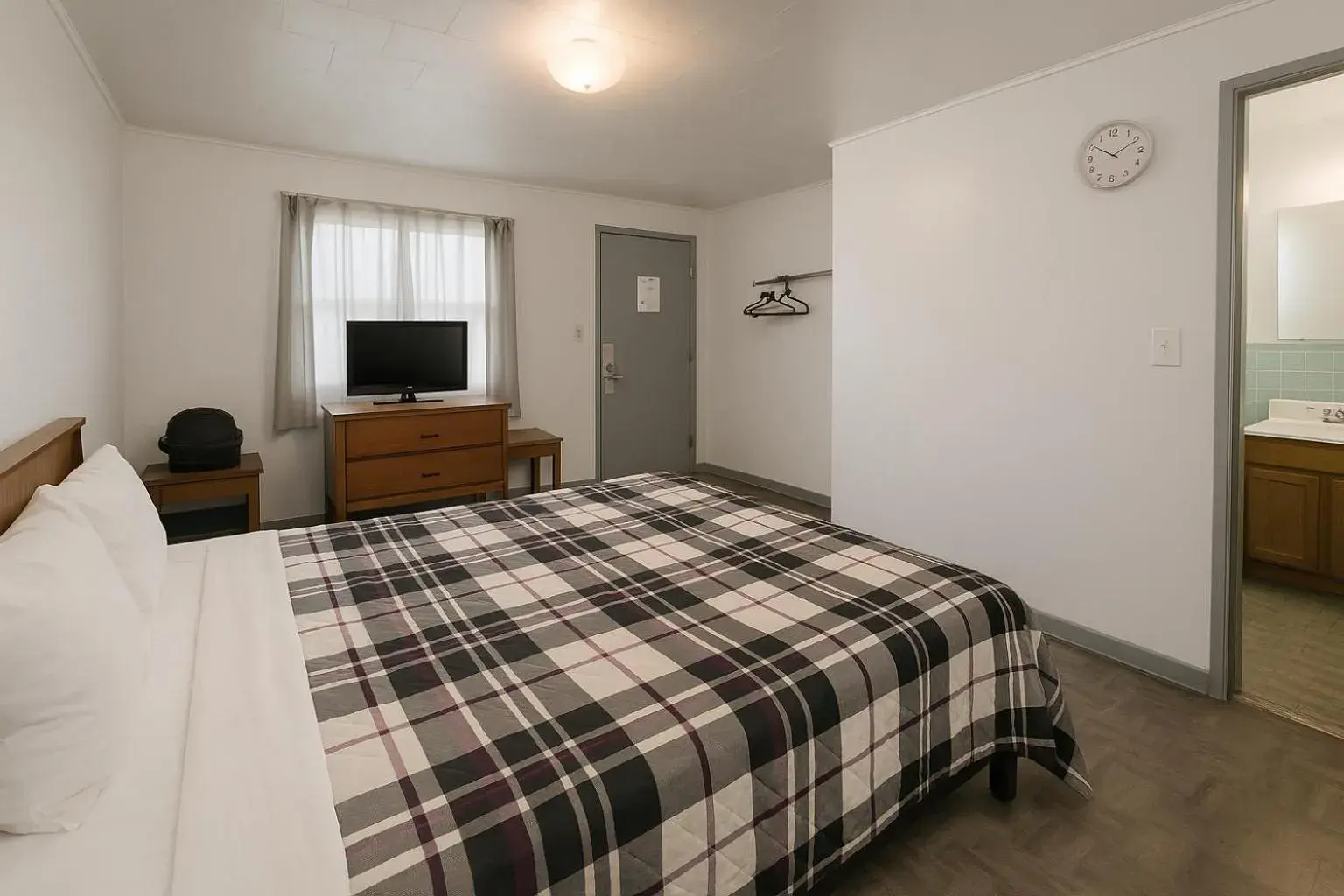 Full Bed Non-Smoking in OYO Sandman Inn Full Bed Non-Smoking in OYO Sandman Inn