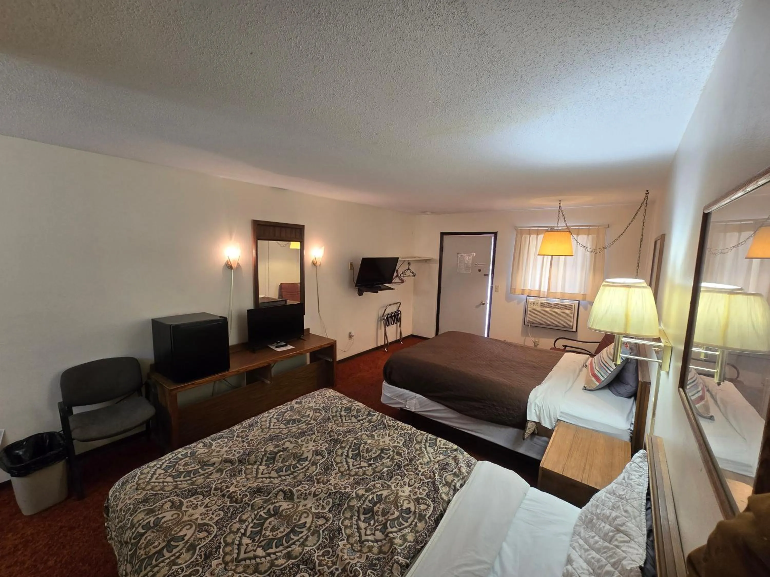 Bedroom, Bed in OYO Sandman Inn