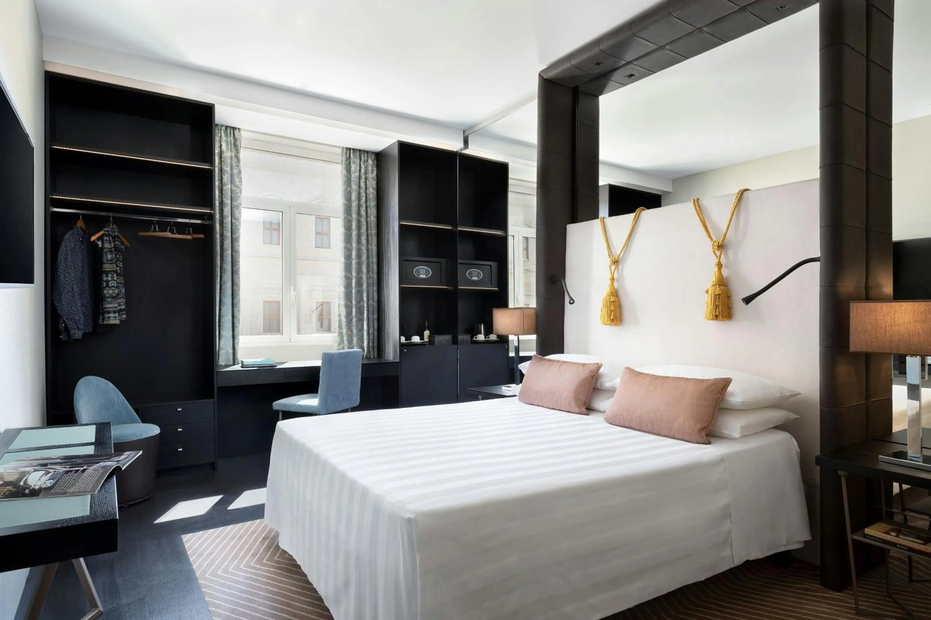 Photo of the whole room, Bed in Sina Bernini Bristol, Autograph Collection