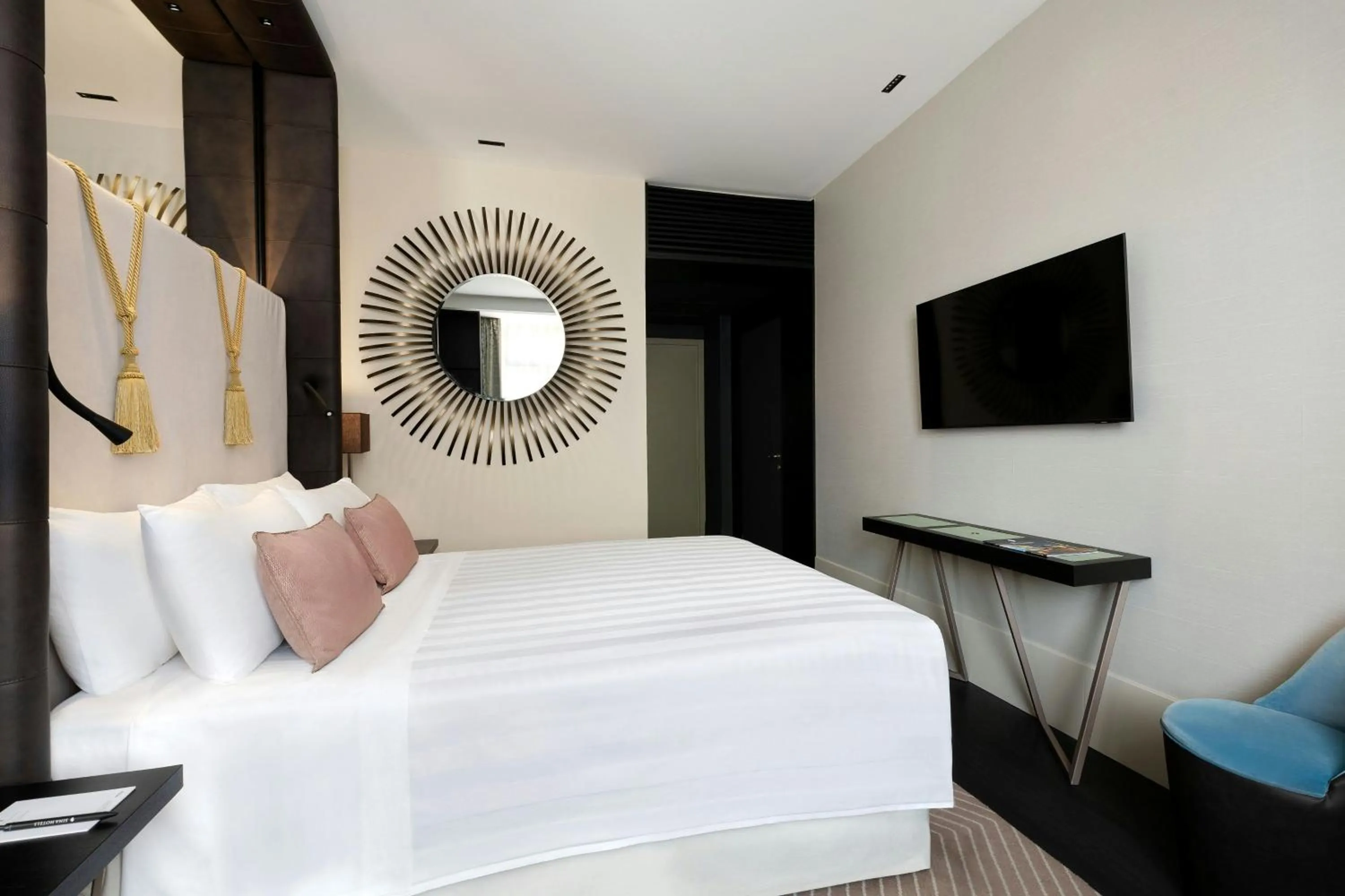 Photo of the whole room, Bed in Sina Bernini Bristol, Autograph Collection