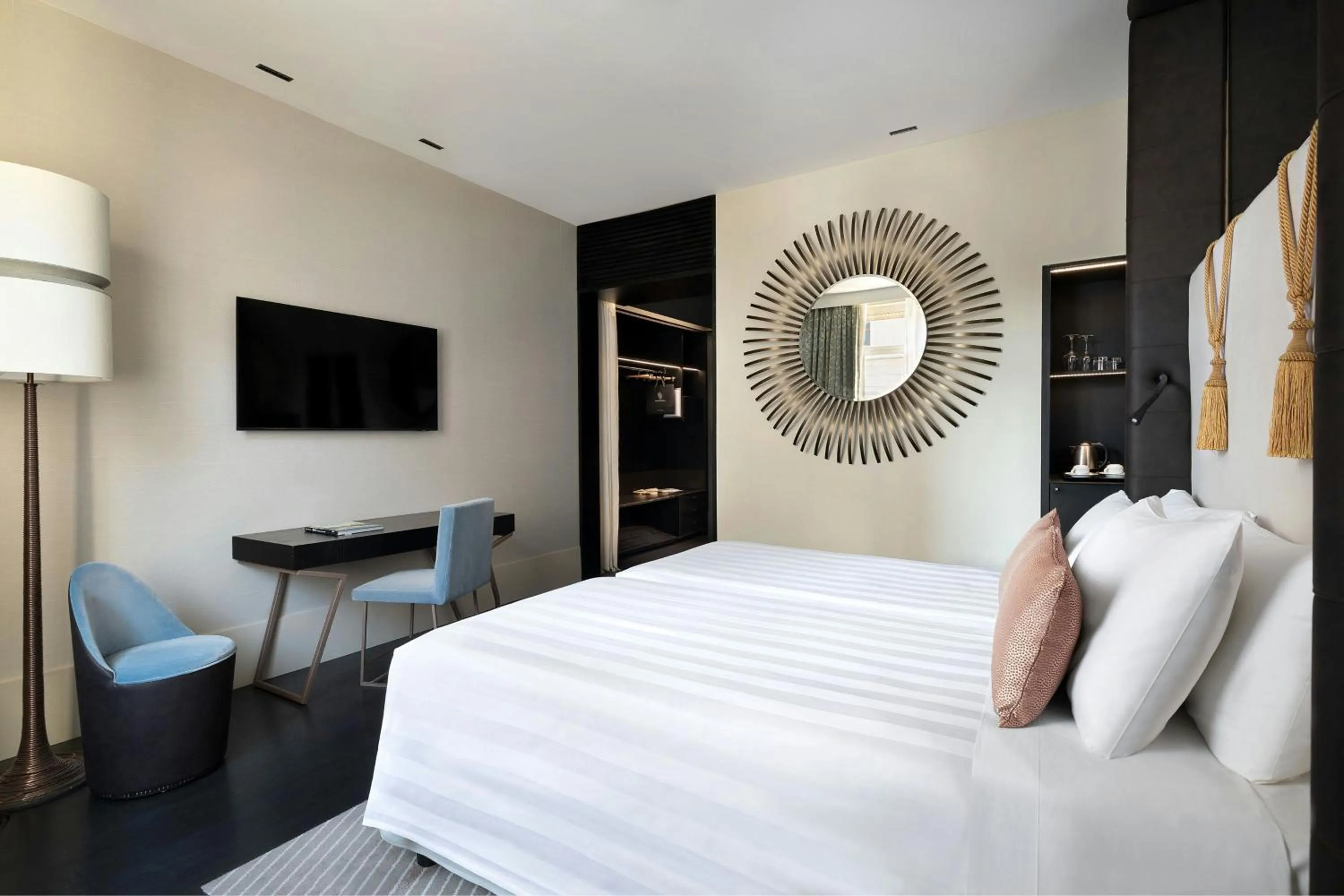 Photo of the whole room, Bed in Sina Bernini Bristol, Autograph Collection