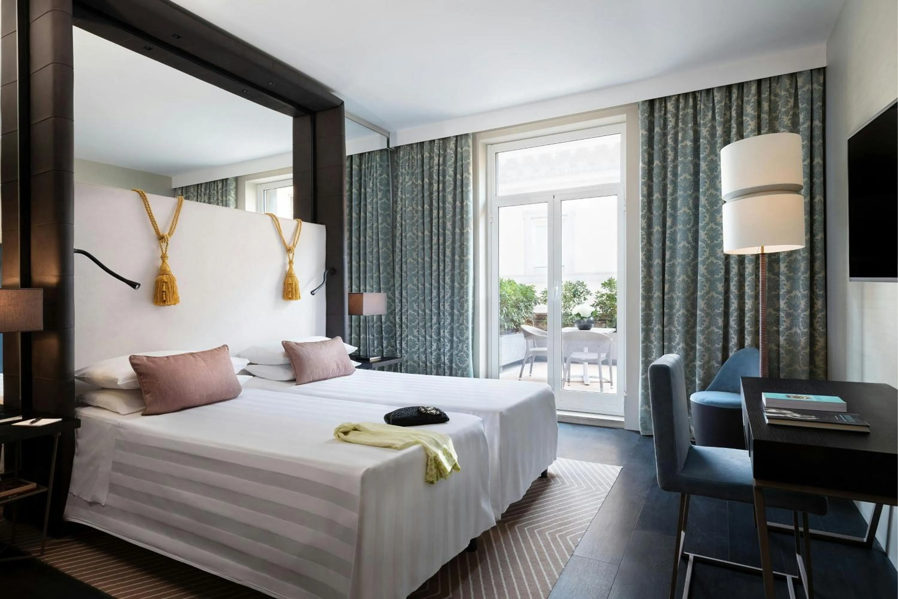 Photo of the whole room, Bed in Sina Bernini Bristol, Autograph Collection