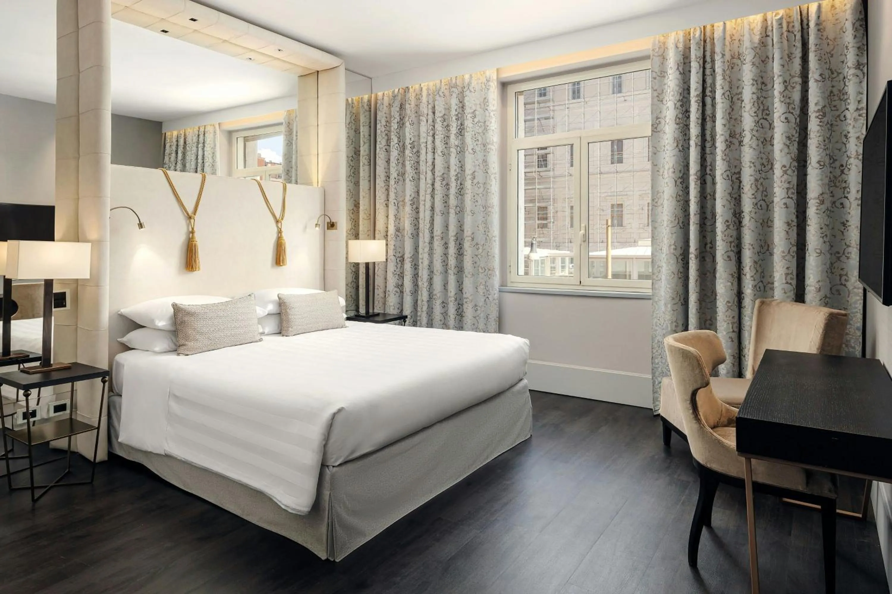 Photo of the whole room, Bed in Sina Bernini Bristol, Autograph Collection