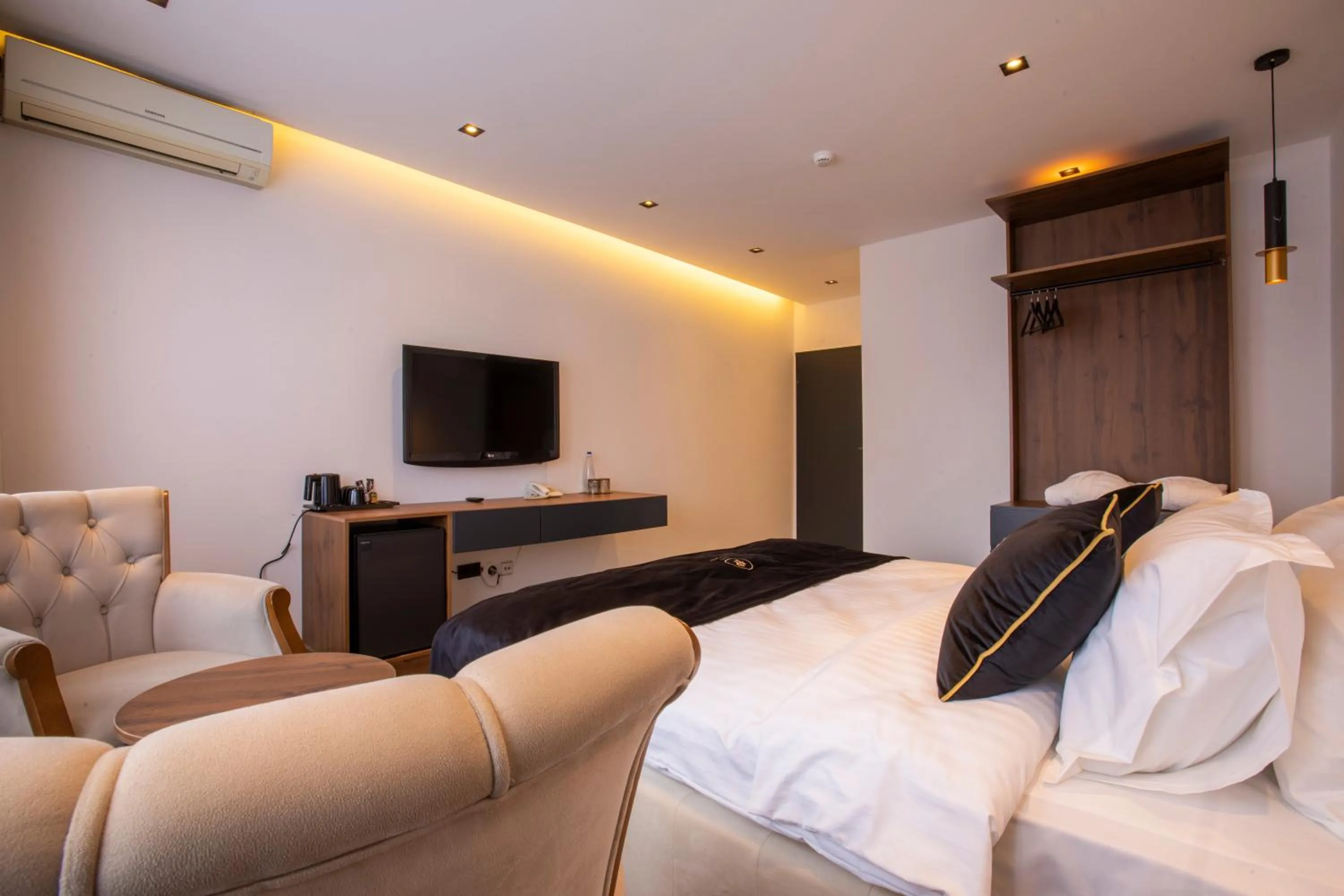 Seating area, Bed in Plaza Boutique Hotel