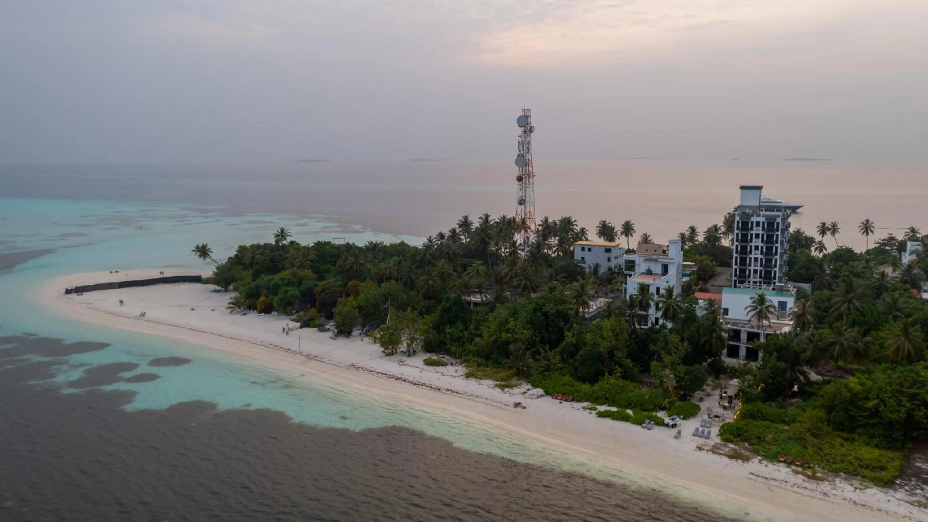 Beach in Atoll Residence Dhangethi