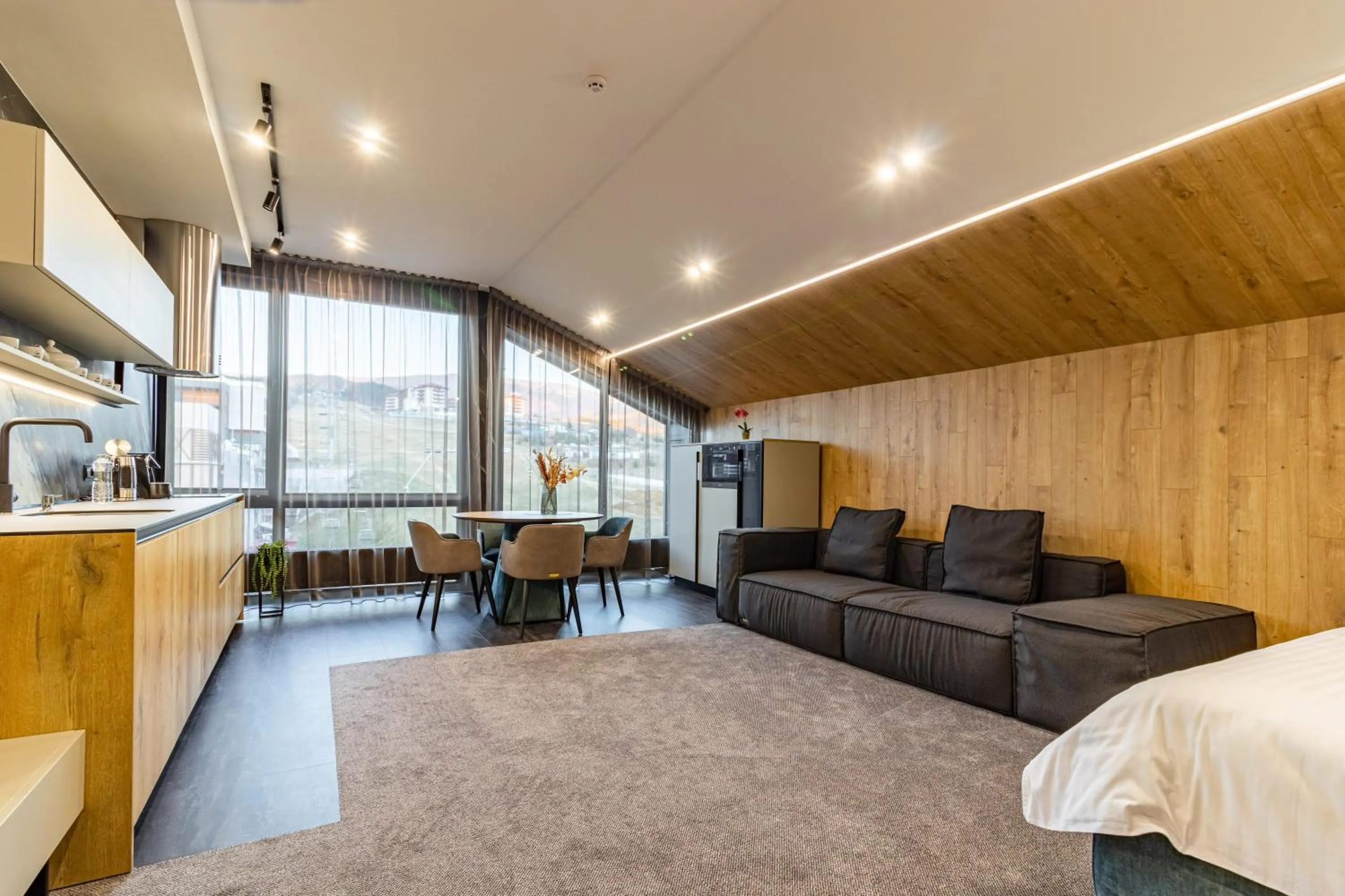 Photo of the whole room, Bed in Shelter Apart Hotel