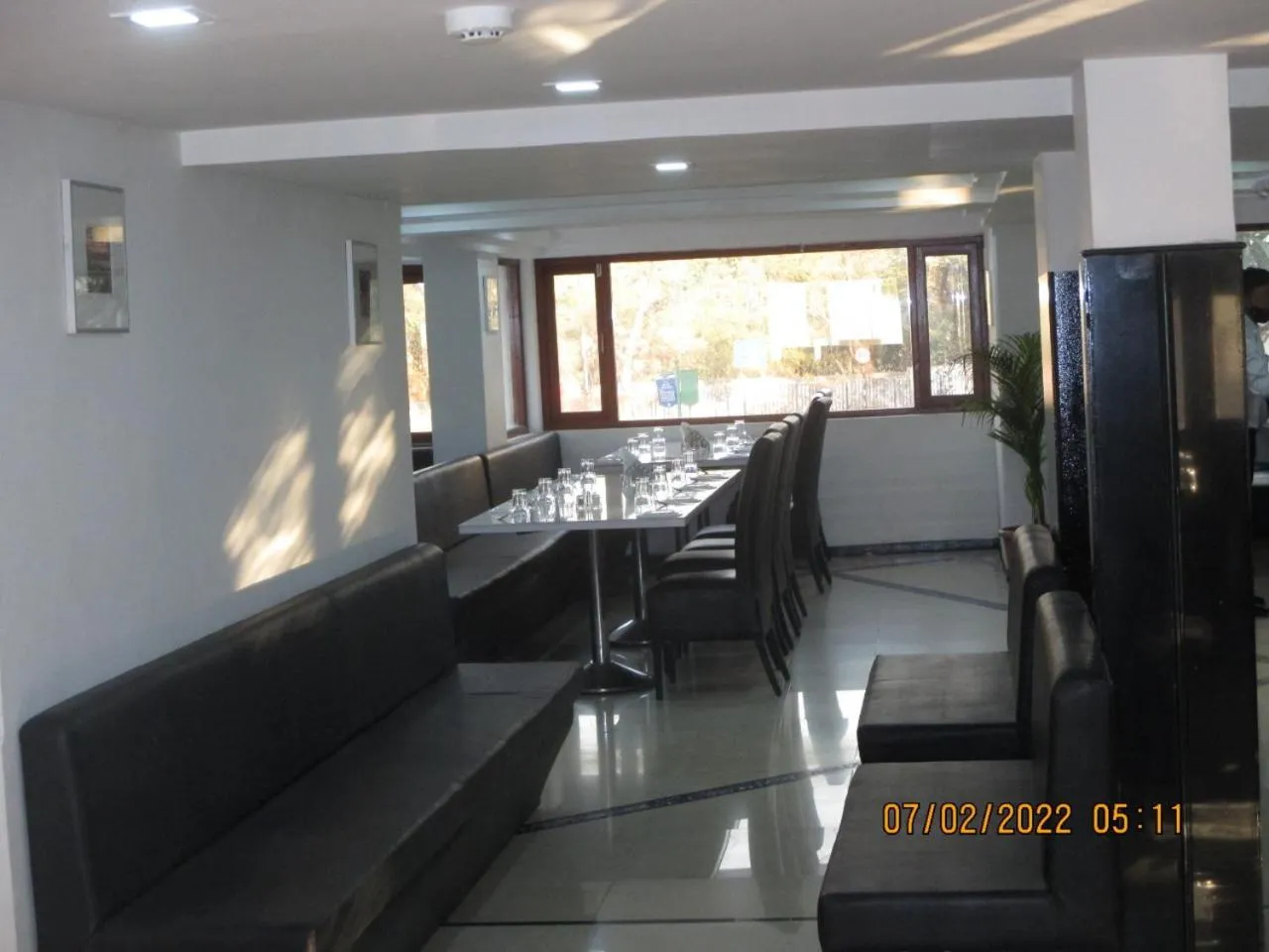 Restaurant/places to eat in Hotel Kewal