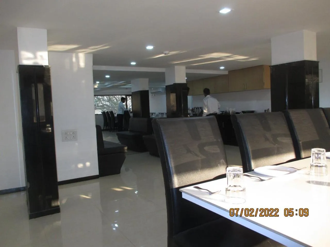 Restaurant/places to eat in Hotel Kewal