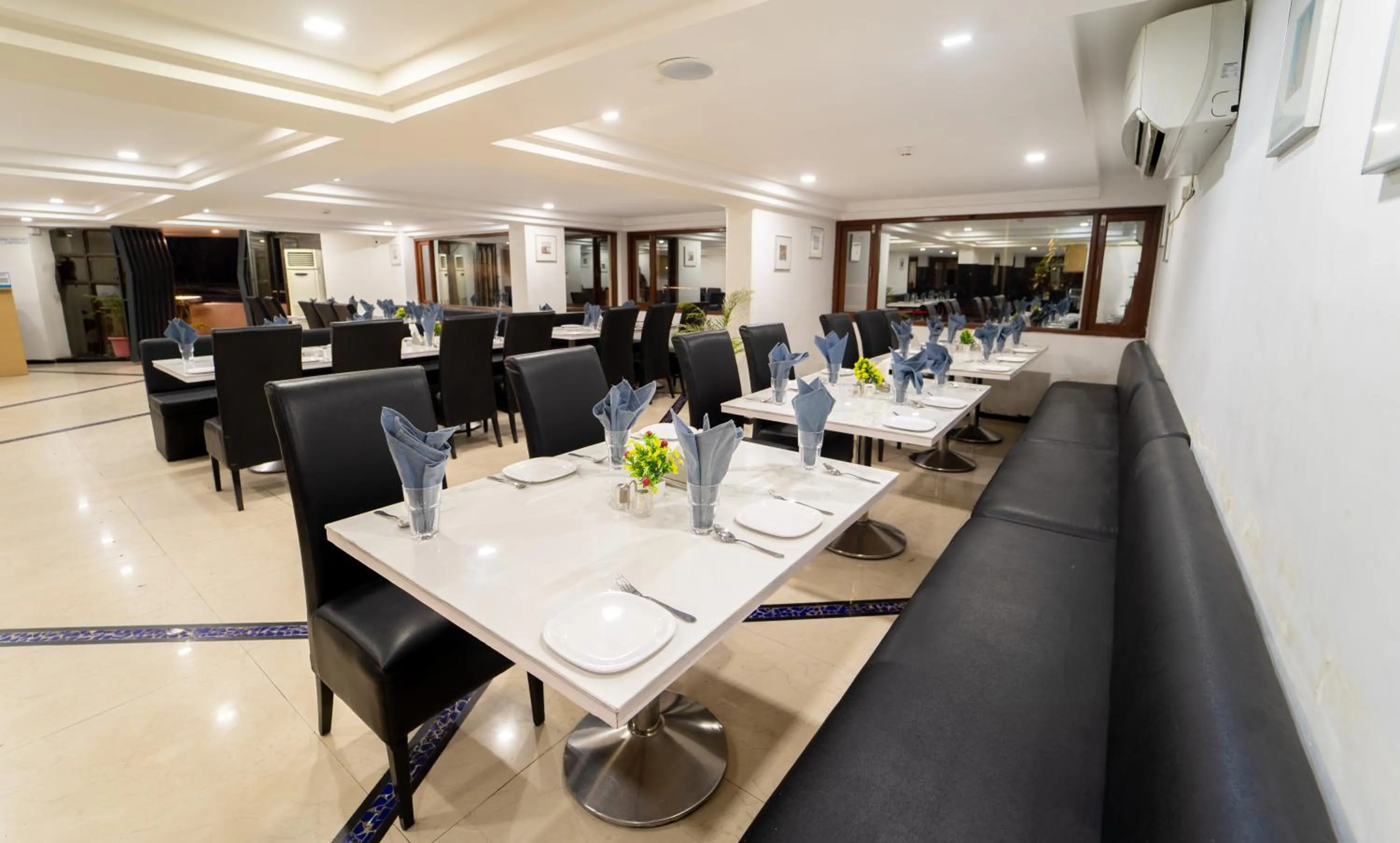 Restaurant/places to eat in Hotel Kewal