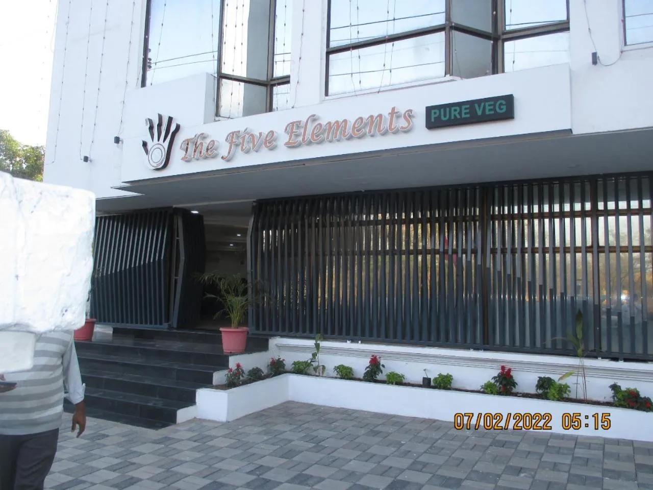 Restaurant/places to eat in Hotel Kewal